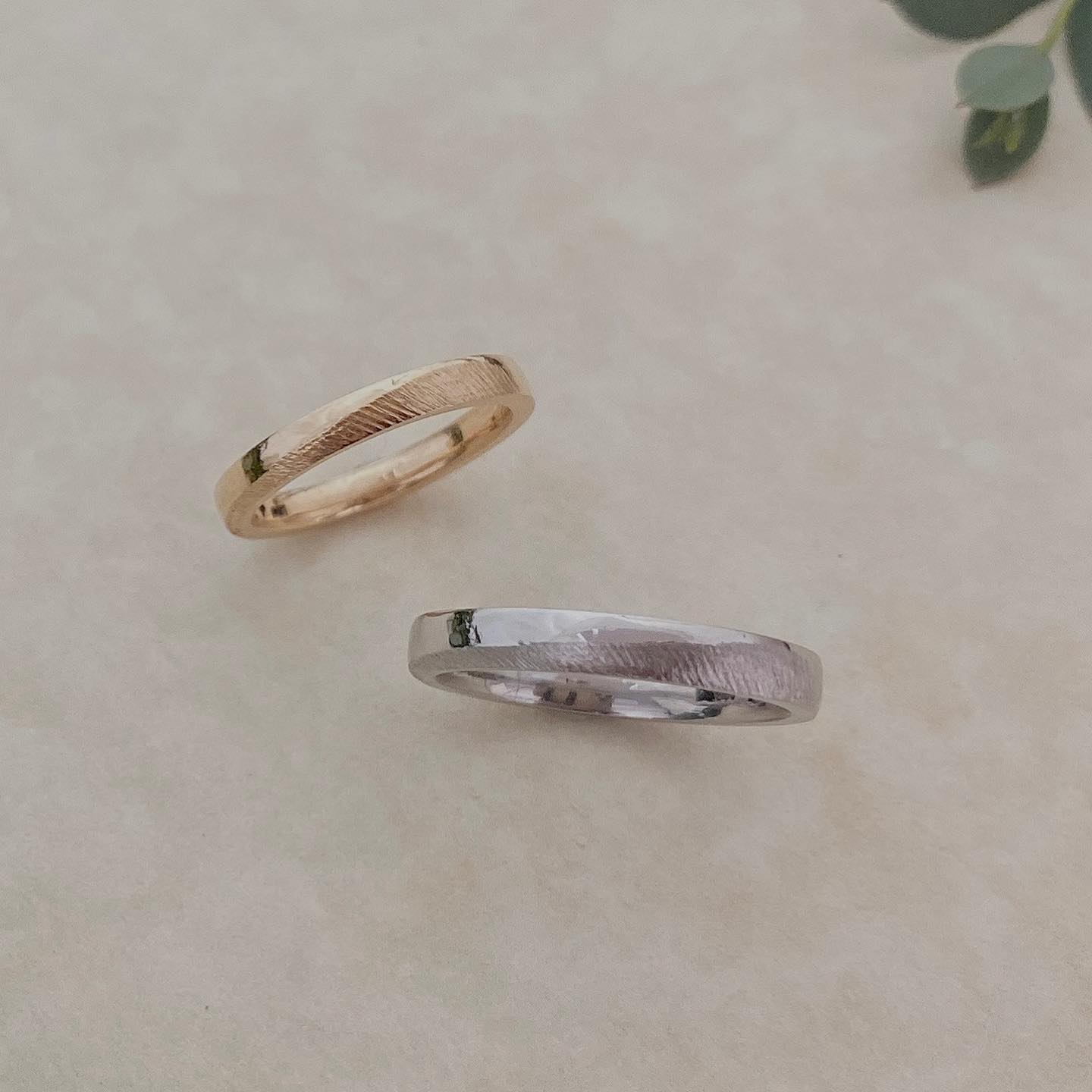 💠Ordermade ring Ailes💠 Simpleシリーズ 表面にはリング幅を斜めに横切るように削りを入れたのでシャープなイメージになっています。 同じ表面加工でも素材だけそれぞれ変えて・・・お二人のご希望に合わせてお作りします。 自社工房で地金から作り出すからこそできる当店の鍛造製法オリジナルマリッジリングです💍 #結婚指輪#マリッジリング#ブライダルリング#オーダーメイドリング
