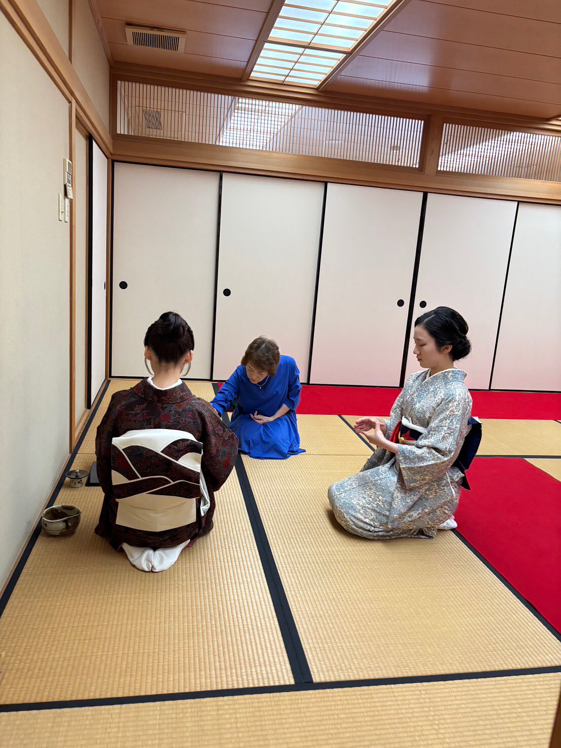 学園祭茶席の裏側㊙️
先生に直前までお点前をご指導いただきました🍵
亭主はもちろんですが、裏方の学生さんもよく頑張りました。
裏方さんあってこそのお茶席です♪