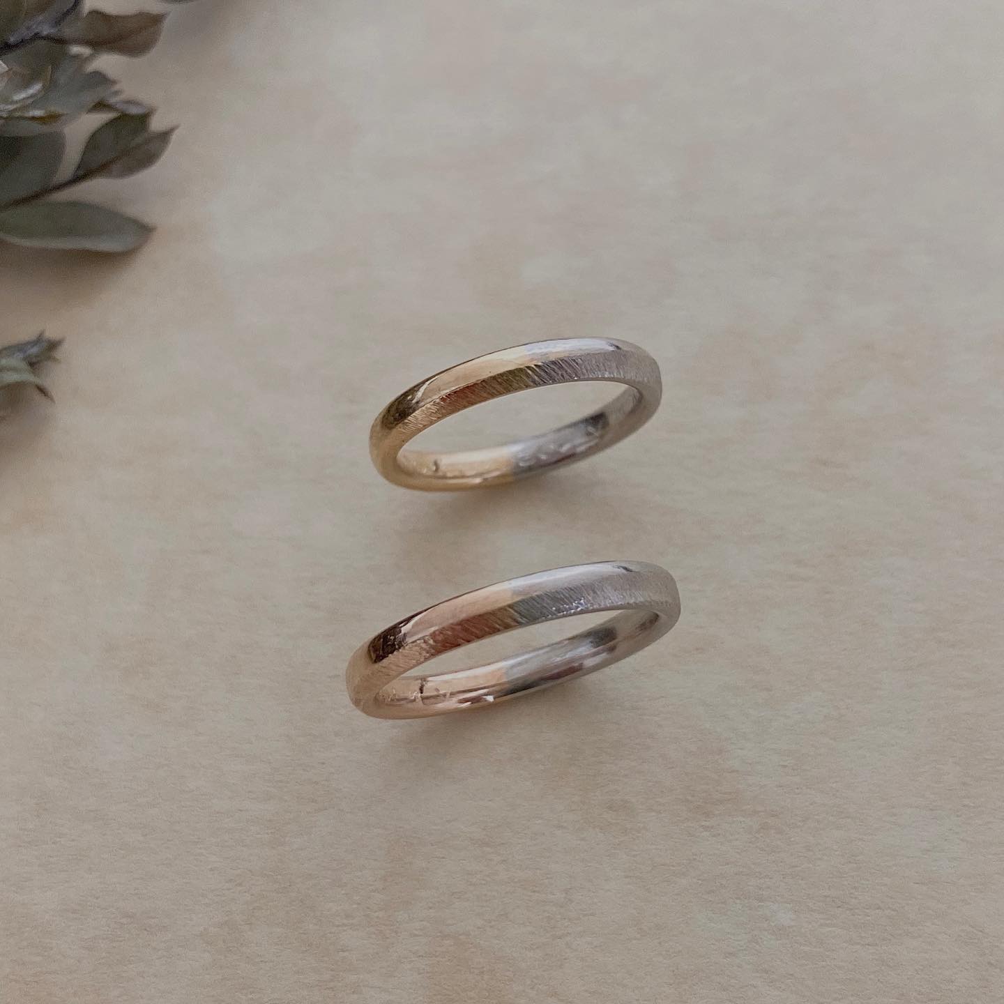 💠Ordermade ring Ailes💠 Simpleシリーズ 表面にはリング幅を斜めに横切るように削りを入れたのでシャープなイメージになっています。 同じ表面加工でも素材だけそれぞれ変えて・・・お二人のご希望に合わせてお作りします。 自社工房で地金から作り出すからこそできる当店の鍛造製法オリジナルマリッジリングです💍 #結婚指輪#マリッジリング#ブライダルリング#オーダーメイドリング