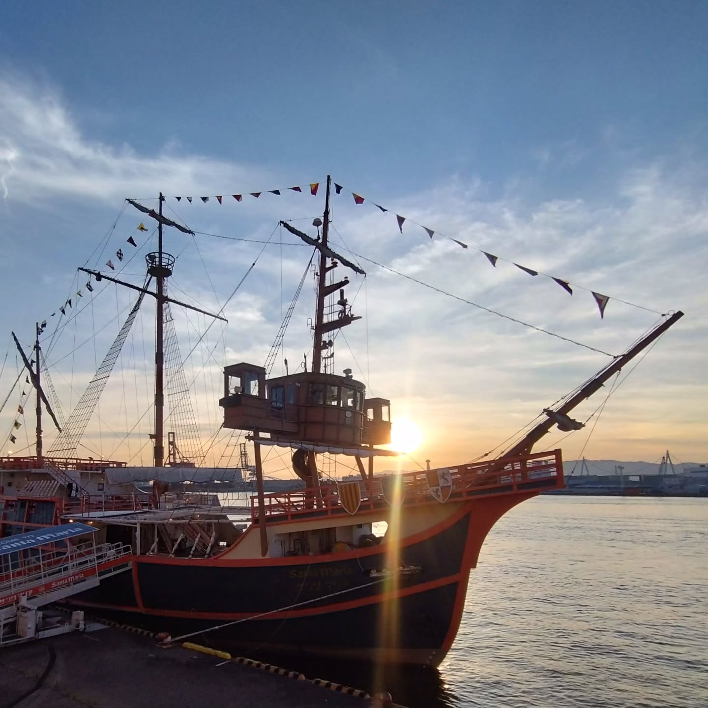 重大発表!トワイライトクルーズ延長します!
======================
全国でも数少ない西に開けた港•大阪港で、夕暮れ時の景色を楽しむ「サンタマリア トワイライトクルーズ」
今年の運航は10/26(日)で終了の予定でしたが…
なんと!
大好評につき期間延長いたします👏👏
そしてな、なんと!
平日も運航いたします👏👏👏
デイクルーズの最終便を一便短くして、一日の最後に走るクルーズは、みんなの万博の思い出が詰まった「夢洲」の横も通るトワイライトクルーズとして運航します。
時間帯により、大屋根リングもご覧いただけますので、まだまだ万博を楽しみたいかたも、のんびり暮ゆく大阪港を眺めたい方も、ぜひ遊びにいらしてください。
======================
【運航日•運航時間】
最新情報はホームページをご覧ください。
「大阪水上バス」🔎
【料金】
大人 2,300円
こども(小学生)1,150円
※消費税込
【webチケット】
ご乗船の際は、乗船料が1割引になる、お得なwebチケットをご利用ください。
#大阪水上バス #サンタマリア #夕日
#トワイライト #トワイライトクルーズ
#大阪港 #天保山 #夢洲
#大阪関西万博 #expo2025 #大屋根リング