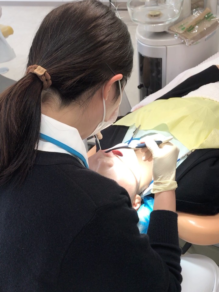 本日、1年生のう蝕予防処置の授業でフッ化物の実習を行いました🦷✨
実際に歯に塗ってみて味を確かめてみたり、フッ化物洗口の正しい仕方を実習でき、とても有意義な実習となりました。
歯科衛生士のお仕事でとても重要なフッ化物ですが、国家試験勉強で必ずみんなが悩む分野でもあります📖✏️
しっかり一年生のうちに身につけたいですね😊☝️
#歯科衛生士
#歯科衛生士のたまご
#九州文化学園歯科衛生士学院