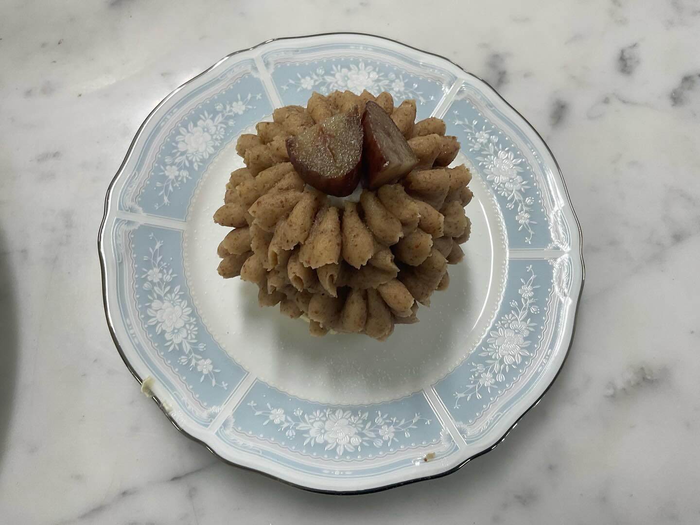 今日はモンブランを作りました
栗の甘さと香りが口に広がって
栗を最大限に感じるスイーツでした
とても美味しかったです♪