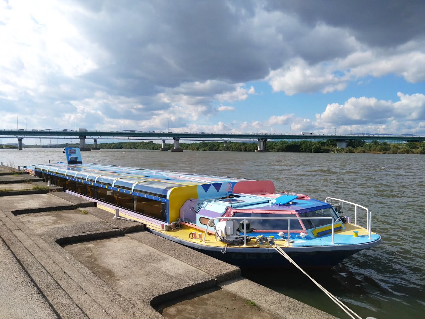 淀川浪漫紀行へ行ってきました!
======================
今年の淀川浪漫紀行が始まりました。
初日となった昨日は、合計約100名のお客様と一緒に、秋の淀川クルーズを楽しみました。
淀川ゲートウェイ(淀川大堰閘門)も随分完成してきていたり、今年ものんびりとした船旅が楽しめました😊
昨日を皮切りに11月はあと8日間運航します!
======================
【運航日】
11月7日(金)、8日(土)、14日(金)、15日(土)、21日(金)、22日(土)、28日(金)、29日(土)
【出航時間・料金】
①上りの旅コース
(大阪「丸万寿司」特製弁当・お茶・鍵屋資料館入館券付き)
◆時間・のりば:9:30 八軒家浜船着場 出航 → 12:30頃 枚方船着場 到着
◆参加費:お一人様 6,000円(消費税込)
②下りの旅コース
(枚方「割烹 藤」特製弁当・お茶・鍵屋資料館入館券付き)
◆時間・のりば:13:30 枚方船着場 出航 → 16:30頃 八軒家浜船着場 到着
◆参加費:お一人様 6,000円(消費税込)
※①上りの旅コース、②下りの旅コース、どちらも乗船場所と下船場所が異なる片道クルーズとなります。
#大阪水上バス
#淀川浪漫紀行
#淀川クルーズ