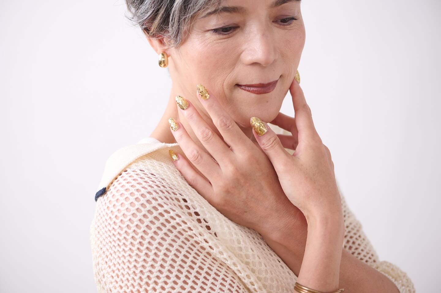 .
Glitter Nails
“派手すぎない”がちょうどいい
50代からのグリッターネイル
きらめきは、年齢を重ねた手肌にこそ似合う
#グリッターネイル
#大人ネイル
#50代ネイル
#巣鴨ネイル