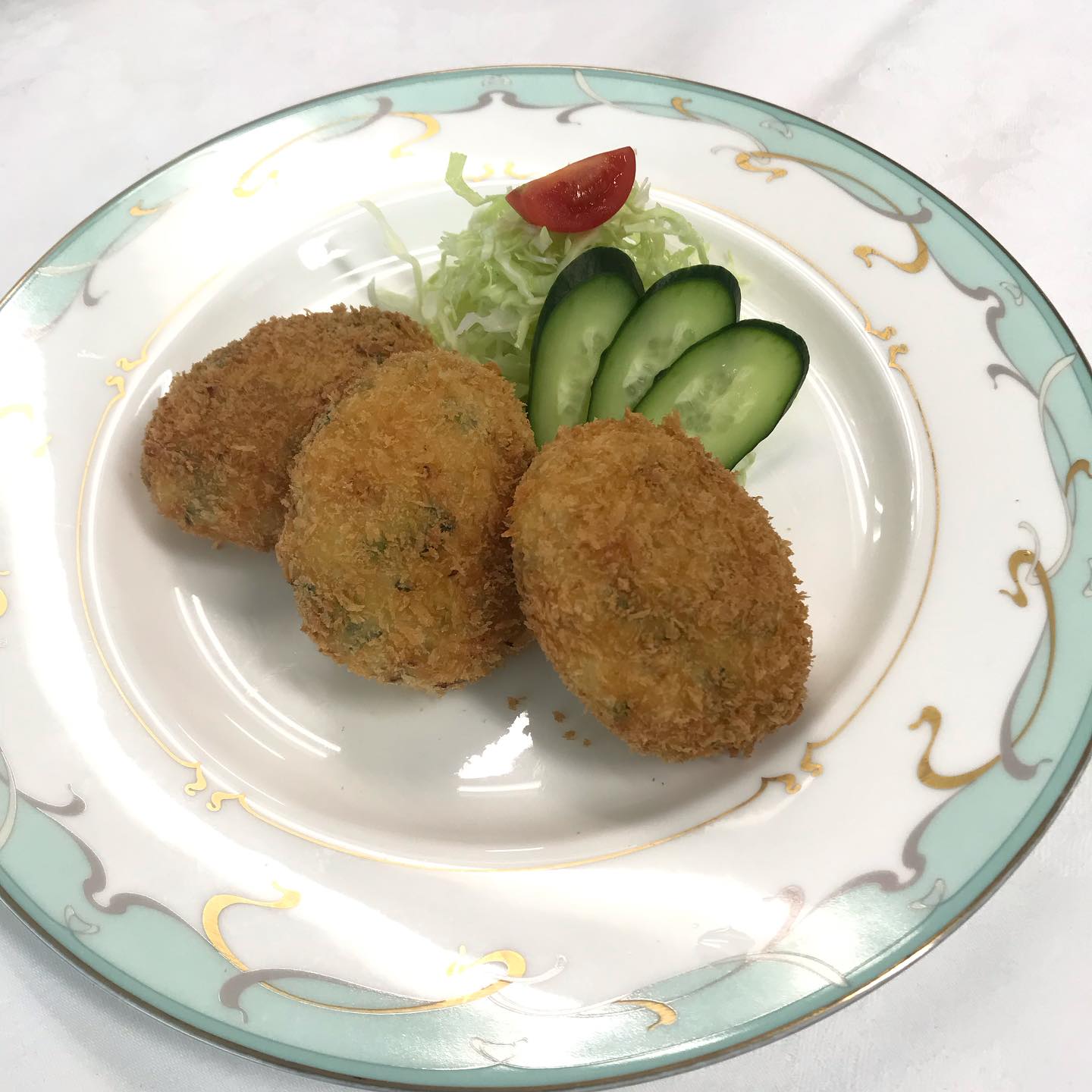 今日一年生の実習は介護食実習を行いました。
・スキムミルク入りグリーンコロッケ
・鯵のつみれ汁
コロッケはジャガイモの潰し加減が難しかったし衣をつける時には、全体的に形が崩れないようにするのが難しかったです🥔
つみれ汁はつみれの中に入れる具材を小さく切るのが難しかったです!!
#九州文化学園調理師専門学校
#コロッケ
#つみれ汁
#介護食