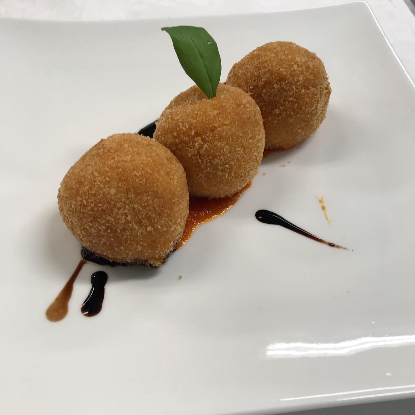 今日の実習は、アランチーニと鯛のカルパッチョをつくりました。アランチーニは外のサクサクの衣と中に入っているモッツァレラチーズが合わさって、とても濃厚な味わいでとてもおいしかったです。鯛のカルパッチョは鯛を薄く切ることが難しかったです。今日は魚を薄く切ることができなかったので、これからの実習で練習していこうと思います。
#アランチーニ
#鯛カルパッチョ
#九州文化学園調理師専門学校