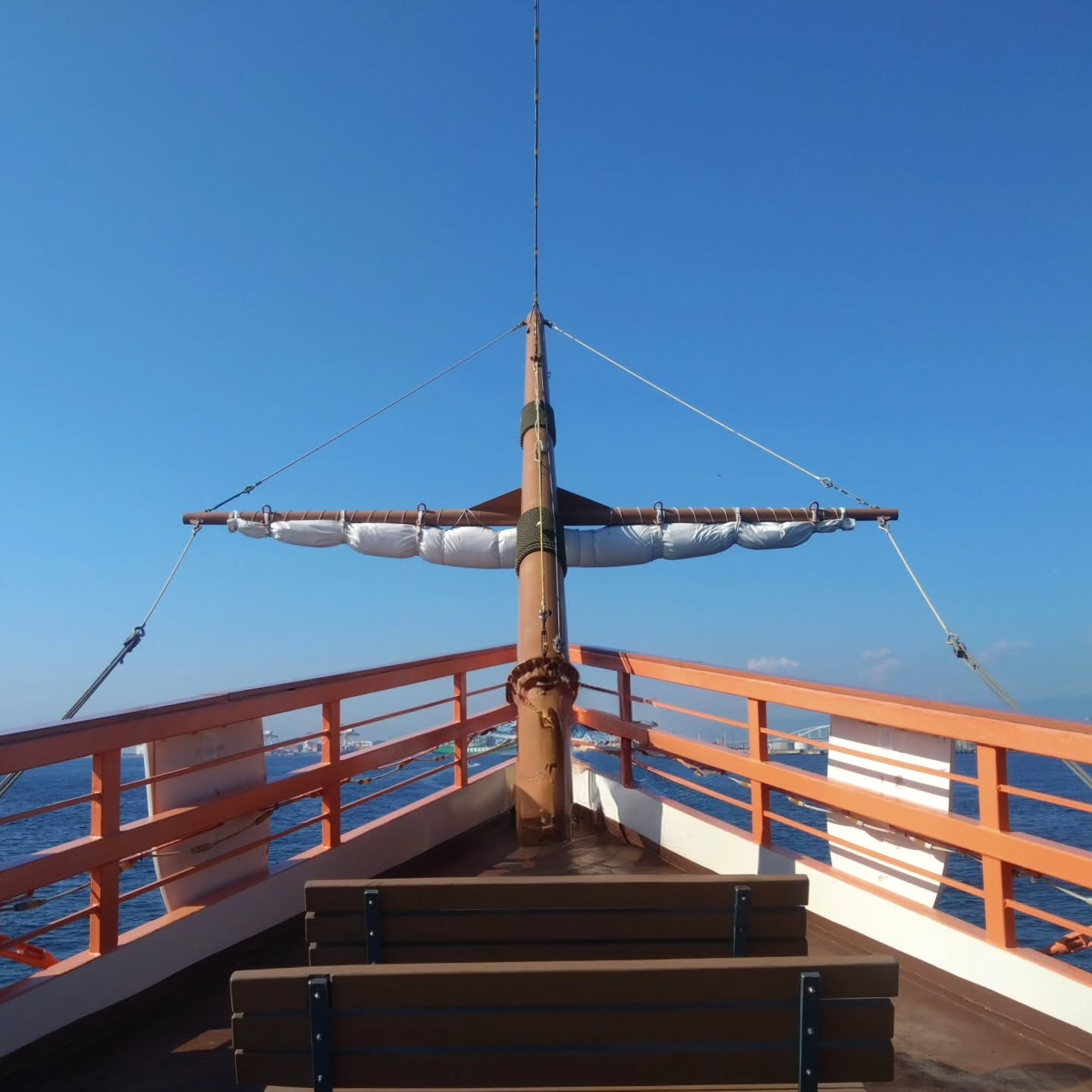 サンタマリアのこのデッキ、現在公開中の映画「ラブライブ!虹ヶ咲学園スクールアイドル同好会 完結編第2章」に登場するのをご存じですか!?
======================================
今回は関西が舞台のこの映画。
サンタマリアには、中須かすみちゃん、三船栞子ちゃん、近江彼方ちゃん、宮下愛ちゃんの4人が乗船してくれました!
さらに!
映画の公開を記念して、船内には中須かすみちゃんの等身大パネルを設置しています。
映画のロケ地マップも乗り場で配布中ですので、ぜひロケ地巡りをしながら、大阪観光をお楽しみください。
======================================
#ラブライブ
#虹ヶ咲学園スクールアイドル同好会
#虹ヶ咲学園スクールアイドル同好会聖地巡礼
#ラブライブ劇場版
#サンタマリア号
#大阪水上バス