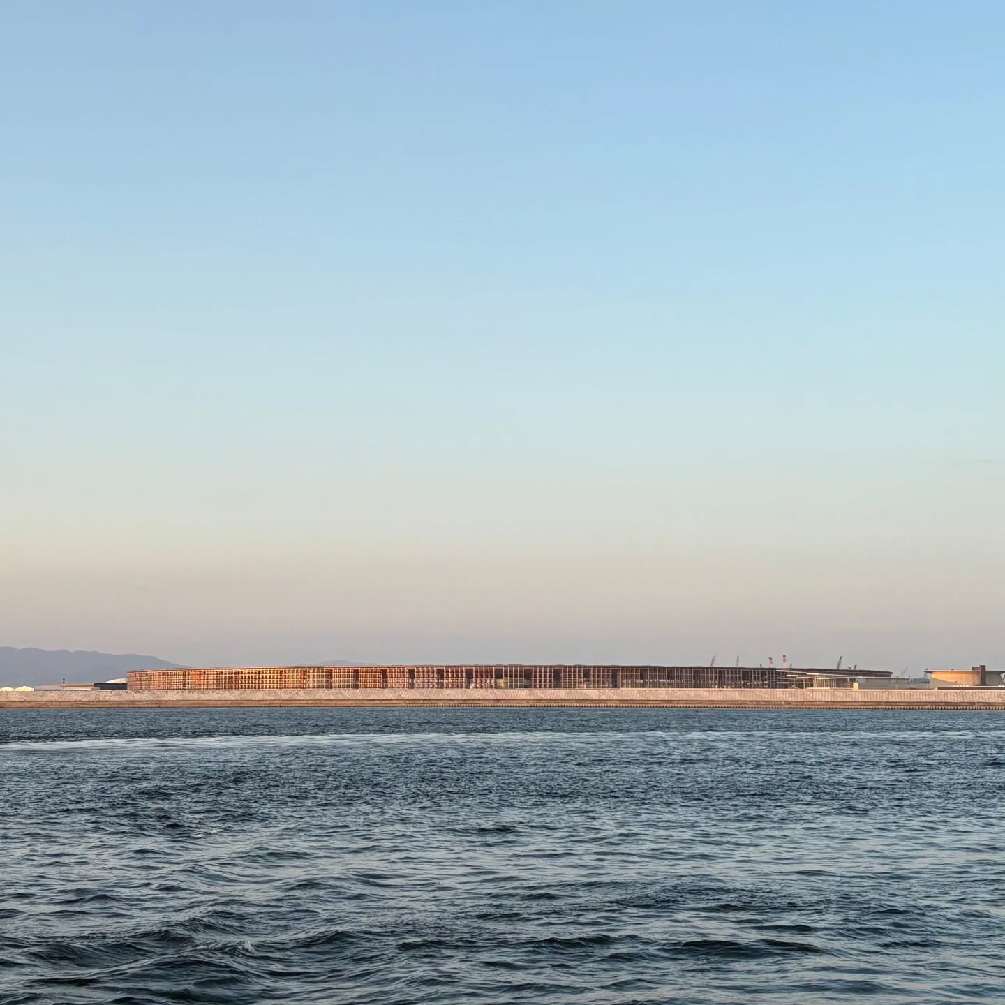 12月も『大屋根リングクルーズ』を運航🚢
=====================
平日のサンタマリア最終便(16:00発)では、アフター万博が楽しめる、大屋根リング見学コースを12月も運航します!
船内から見える景色は、
🔴🔵大屋根リング
🌇大阪港に沈む夕日
🔶フランスの建築家ポール•アンドリューが設計し、今年生まれ変わった施設「THE JEWELRY」
など、魅力満載✨✨
さらに!!
船内では寒い季節にピッタリの新メニュー「サンタマリア シナモンロール」も販売中🍴🧁
2025年も残り1ヶ月。
万博の思い出を胸に一緒に大屋根リングを眺めにいきましょう!
=====================
【サンタマリア トワイライトクルーズ】
運航日:12月の平日
出航時間:16:00
所要時間:約60分
乗船料:大人 2,300円 / こども(小学生)1,150円
のりば:海遊館西はとば
■■WEBチケットならお得🉐■■
10%offになるWEBチケットを公式サイトで販売しています。
プロフィール欄のURLからぜひご利用ください。
⚠️当日の海上の状況や気象の影響により、予告なくコース変更をする場合がありますので、予めご了承ください。
=====================
#大阪水上バス #サンタマリア号
#アフター万博 #万博 #大屋根リング
#夕日 #大阪港 #海遊館
#THEJEWELRY