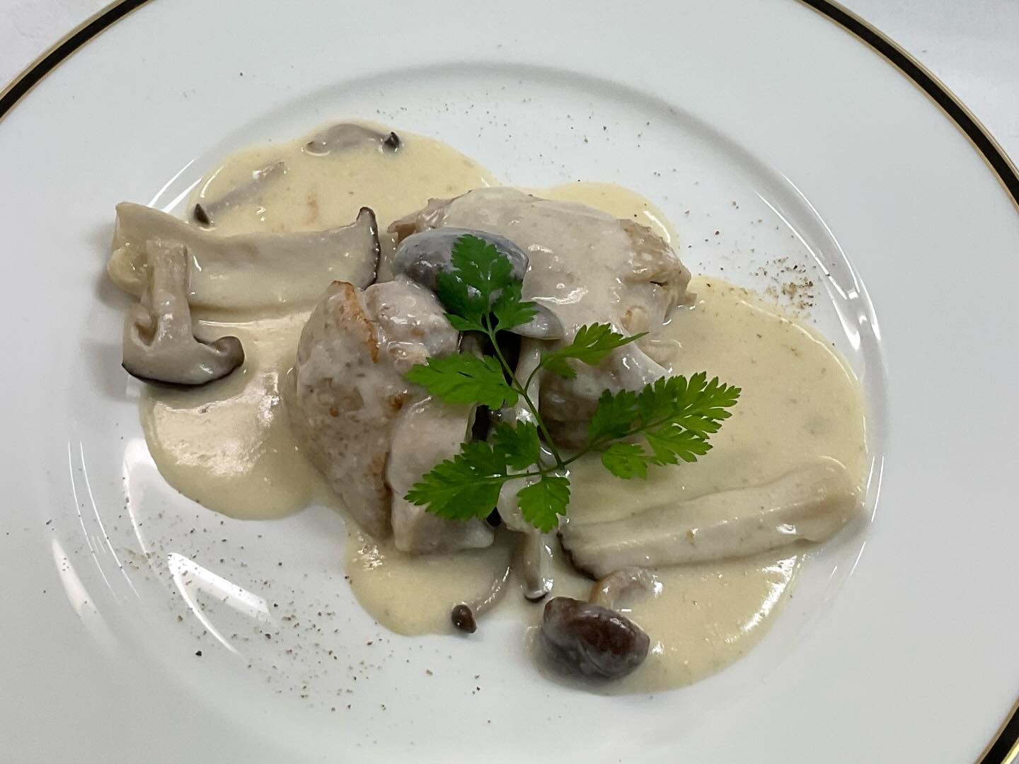 今日の2年生はスモークサーモンのショーフロワ仕立てと若鶏とキノコのフリカッセを作りました!
サーモンは上からショーフロワを何回か固さを変えながらかけていくのが難しく、薄いところ厚いところが出来たりと難しかったけど面白い調理法だと思いました。デコレーションが入ると、さらに料理が引き立ってとてもきれいでした。
若鶏の料理は、3学期の試験課題です。鶏肉を焦がさず、白いソースで煮込んでいく料理です。火加減、煮詰め方など丁寧に調理工程を進めていくことが重要だと思いました。