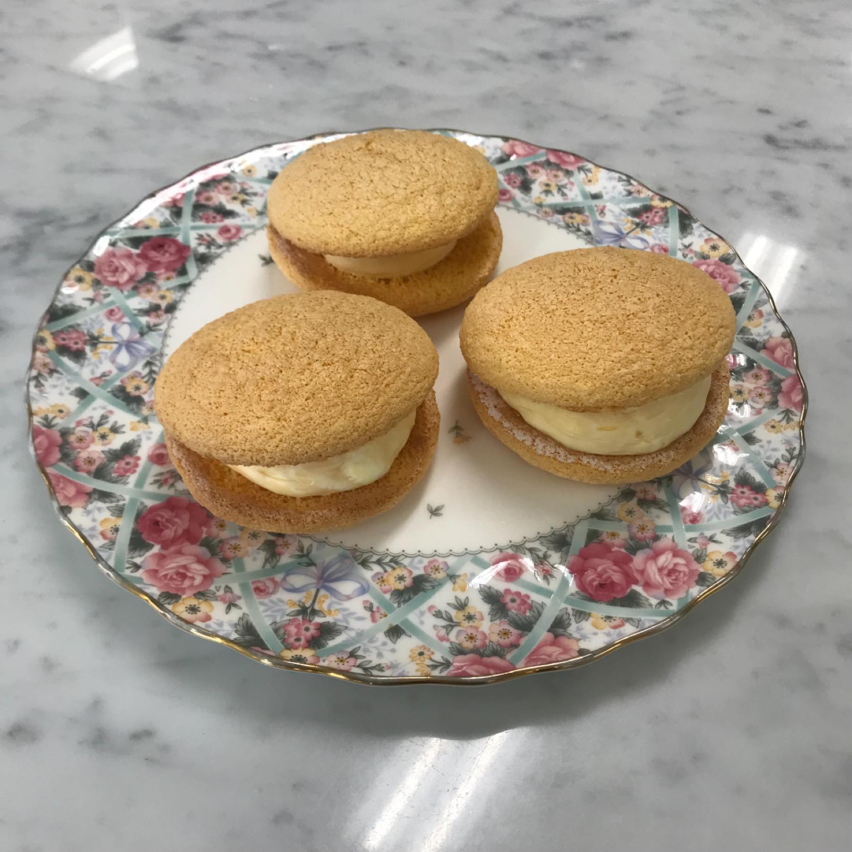 今日の一年生の実習はスポンジケーキを作りました!
温度・攪拌の仕方で生地の仕上がりが決まるので、
攪拌する際少し緊張しましたが、上手く焼き上がったので一安心しました。
ブッセ作りを見学しました。
気泡が抜けないように素早く作っていて凄いと思いました✨
焼きたては滅多に食べれないので味わいながらいただきました!
美味しかったです😊
#九州文化学園調理師専門学校
#ブッセ