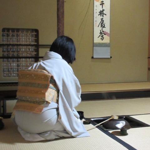 *
「初釜(はつがま)」
雪がちらつく冷たい朝となりましたね。
皆さま、おかわりございませんか…
「初釜」とは新しい年を迎えて、最初に開らくお茶会です。
社中様による「初釜」の様子を撮らせていただきました。
お軸は「春入千林處々花(はるは せんりんにいる しょしょのはな)」
春の光は至るところに広がり、花々はその蕾をひらかせます、という意味が込められています。
短冊は「春光生福澤(しゅんこうふくたくをしょうず)」
春の光のように温かい恵みが、生きとし生けるもの全てに幸福と繁栄をもたらす、という意味が込められています。
緊張感のある素晴らしい「初釜」でございました。
社中の先生、皆様、ご協力ありがとうございました。
(写真はご承諾を得、掲載しております)
…楽水園より
#楽水園
#rakusuien
#福岡観光
#日本庭園
#JapaneseGarden
#茶室
#都会のオアシス
#博多
#住吉