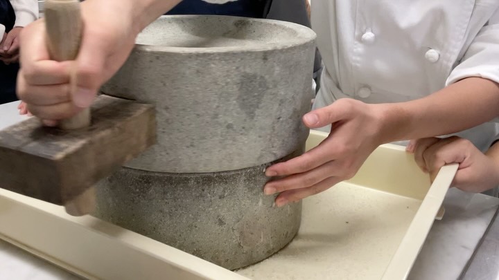 今日の2年生の食楽論の授業は、佐賀の耕房 野の風より淵野先生におこしいただきました😊
石うすで米🌾や小麦を挽く体験やお米を育てるうえで大切な自然栽培のことをお話いただきました。
大切な日本の主食。食の世界で生きていく私たちに必要な貴重な体験でした✨
#九州文化学園調理師専門学校
#食楽論
#石うす#野の風