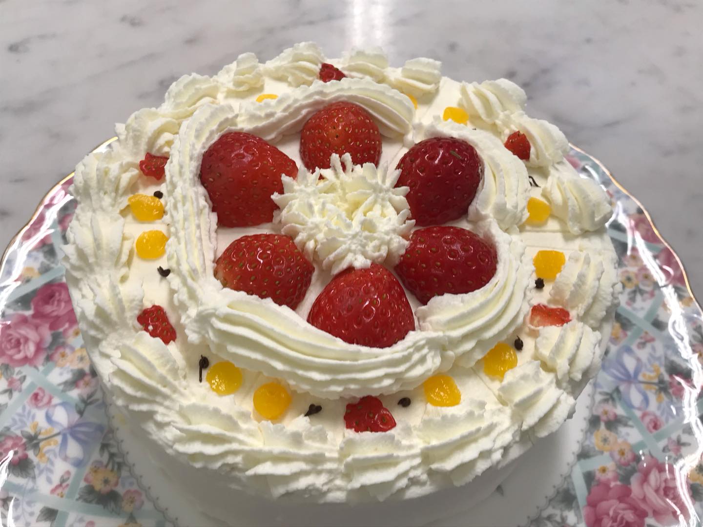 今日の実習はクリスマスケーキの飾り付けでした。
みんなとても個性的で可愛らしい作っており、先生の作られたケーキ🍰は切ったらサンタさんがでてきたり、盛り付け一つにたくさんの工夫がありました✨
#九州文化学園調理師専門学校
#クリスマスケーキ