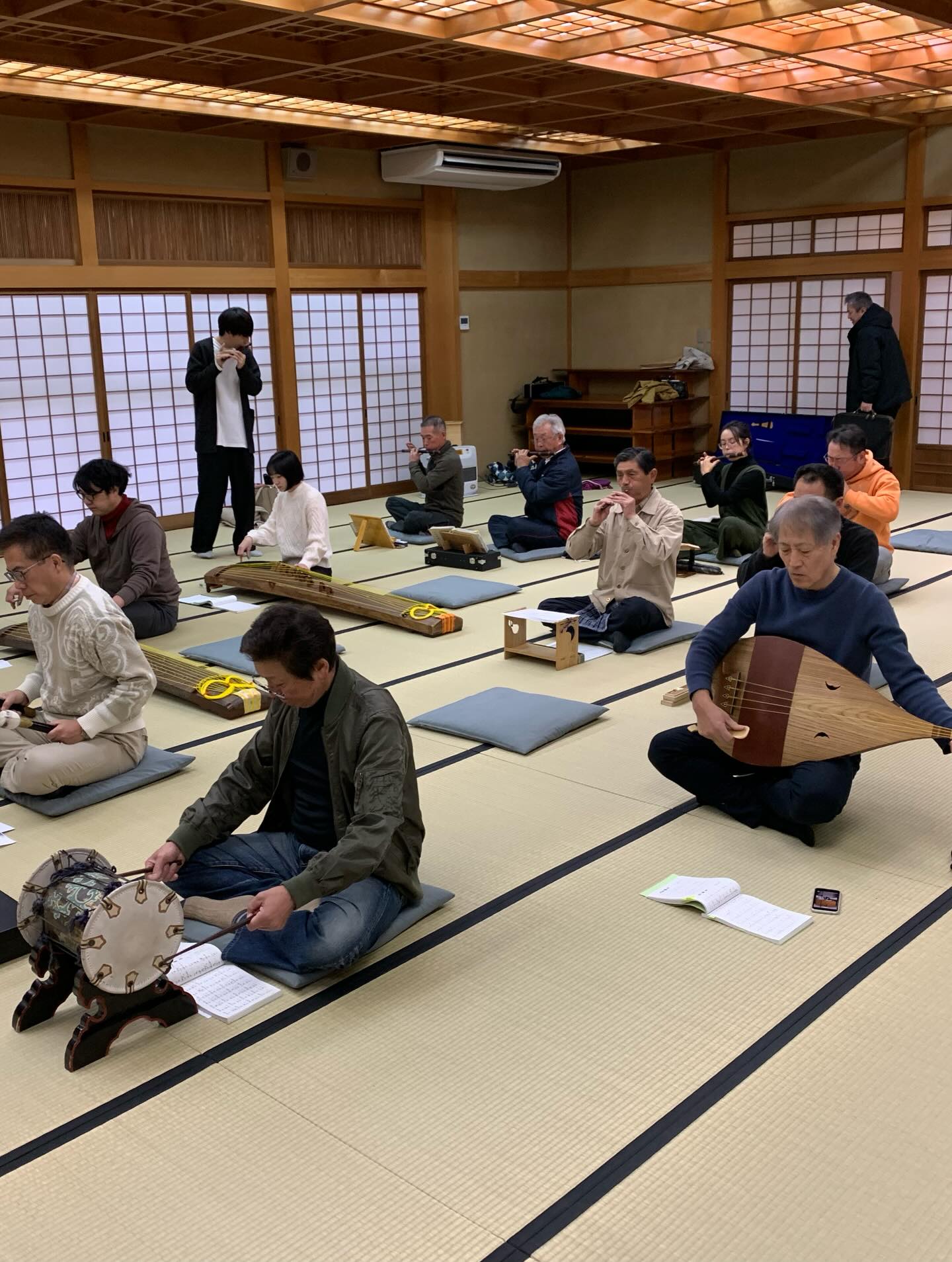 第五回舞楽を見る会
いよいよ、今週末に迫りました、飛騨で舞楽を見る会、開催します。
昨年は国民文化祭で岐阜県内の演奏者が集い演奏いたしました。
今年の演目は
管絃大合奏 五常楽、越殿楽
舞楽 陵王、胡徳楽
飛騨ではさらに新しいメンバーも加わり、今年も開催します。
飛騨、岐阜、県内すへ全ての雅楽の発展を込めて!
日時:令和7年11月30日(日) 14時〜
場所:丹生川文化ホール
ご来場お待ちしております!
