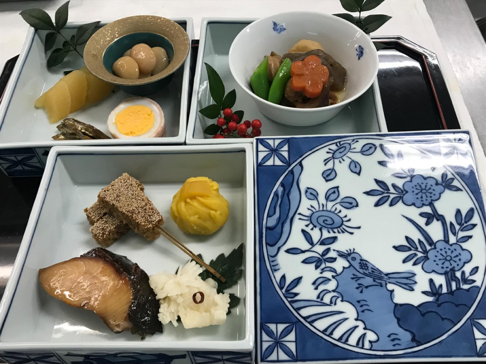 昨日と今日の一年生の実習は、おせち料理でした。
おせちはいつも食べるだけでしたが、実際に作ってみて、とても大変だなと思いました。
私が作った料理は筑前煮と栗きんとんです。栗きんとんは、さつまいもが綺麗になるように切ったり、裏漉したりと手間がかかるものでした。ですが、手間がかかるぶん楽しいなと感じました。おせちを作ってくれる人に感謝して頂こうと思いました。
#九州文化学園調理師専門学校
#おせち