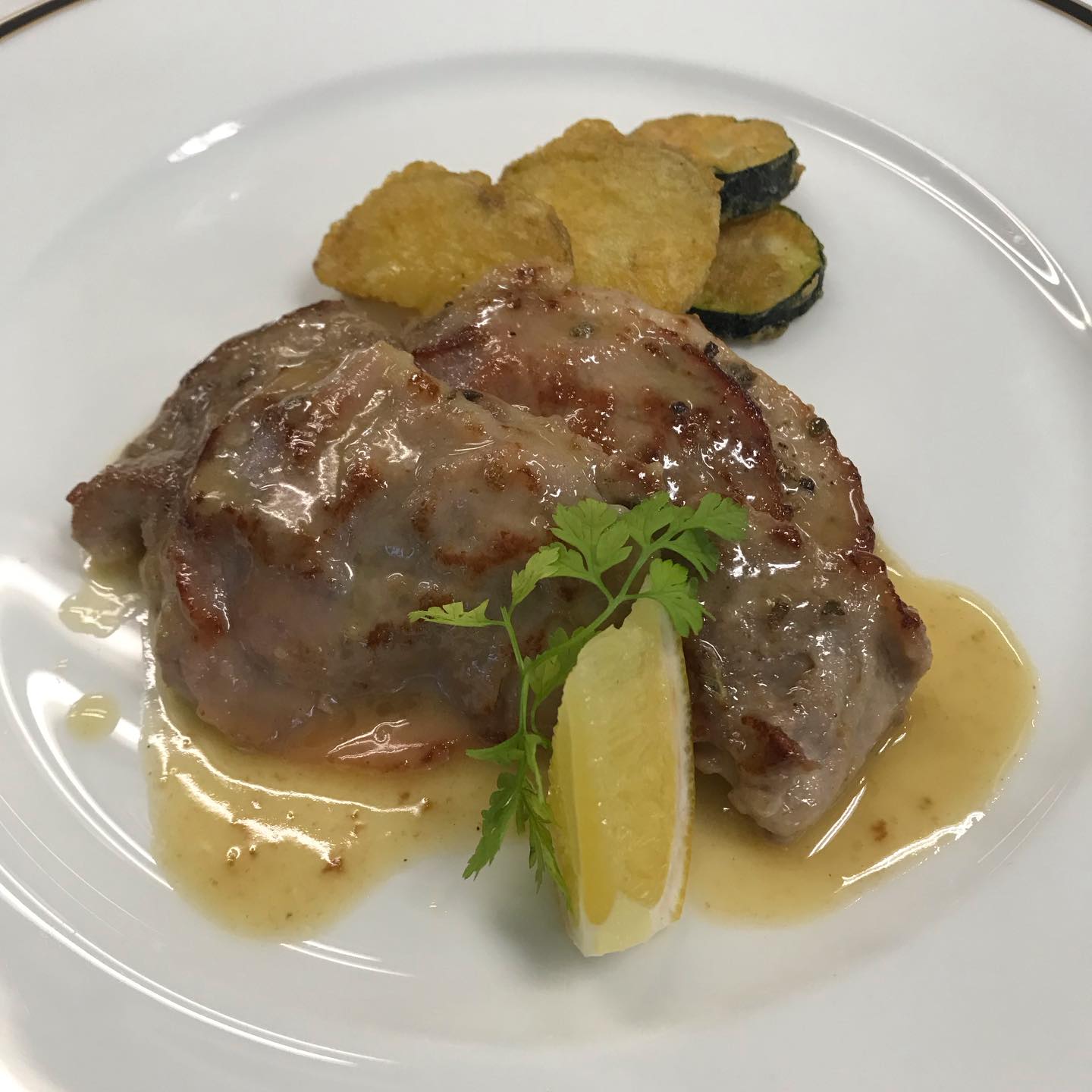 今日の一年生の実習は、
⚫︎サルティンポッカ
⚫︎キノコのブルスケッタ
⚫︎ピカタでした。
サルティンポッカの由来は、短時間で簡単に出来ることから
イタリア語の「口に飛び込む」という所から来ています。
私達の班は、バター🧈を焦がしてしまい上手く出来ませんでしたが、
これも経験の一つとしてこれから活かしていきたいと思います。
ブルスケッタとは、イタリア中部の郷土料理の一つです。
こちらは、上手くいって美味しいかったです😋
今回の実習を通して、これからの生活を豊かにする料理を学べて良かったです😊
#九州文化学園調理師専門学校
#サルティンボッカ
#ブルスケッタ
#ピカタ