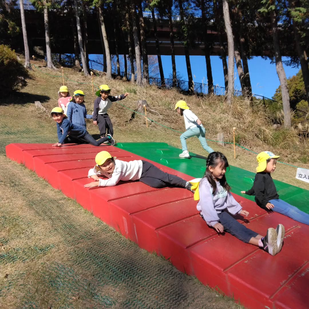 ひまわり組(5歳児クラス🌻)
~お楽しみ会②~
藍染め体験をした後は、遊具で遊びました!
沢山遊んだ後は、見晴らしがいい所でお弁当😊✨
食べた後も、斜面すべりをして大満足の子ども達でしたよ🎵
#本厚木ふたば保育園 #本厚木 #体幹
