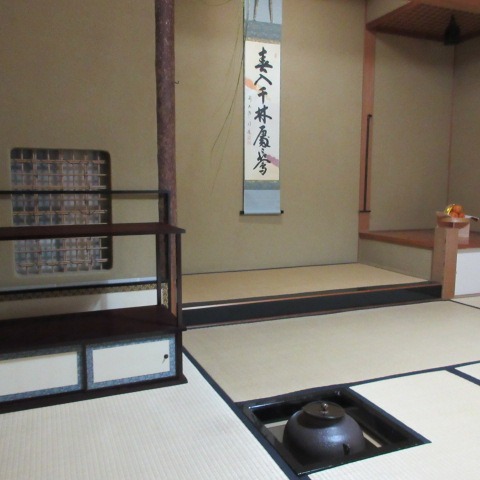 *
「初釜(はつがま)」
雪がちらつく冷たい朝となりましたね。
皆さま、おかわりございませんか…
「初釜」とは新しい年を迎えて、最初に開らくお茶会です。
社中様による「初釜」の様子を撮らせていただきました。
お軸は「春入千林處々花(はるは せんりんにいる しょしょのはな)」
春の光は至るところに広がり、花々はその蕾をひらかせます、という意味が込められています。
短冊は「春光生福澤(しゅんこうふくたくをしょうず)」
春の光のように温かい恵みが、生きとし生けるもの全てに幸福と繁栄をもたらす、という意味が込められています。
緊張感のある素晴らしい「初釜」でございました。
社中の先生、皆様、ご協力ありがとうございました。
(写真はご承諾を得、掲載しております)
…楽水園より
#楽水園
#rakusuien
#福岡観光
#日本庭園
#JapaneseGarden
#茶室
#都会のオアシス
#博多
#住吉