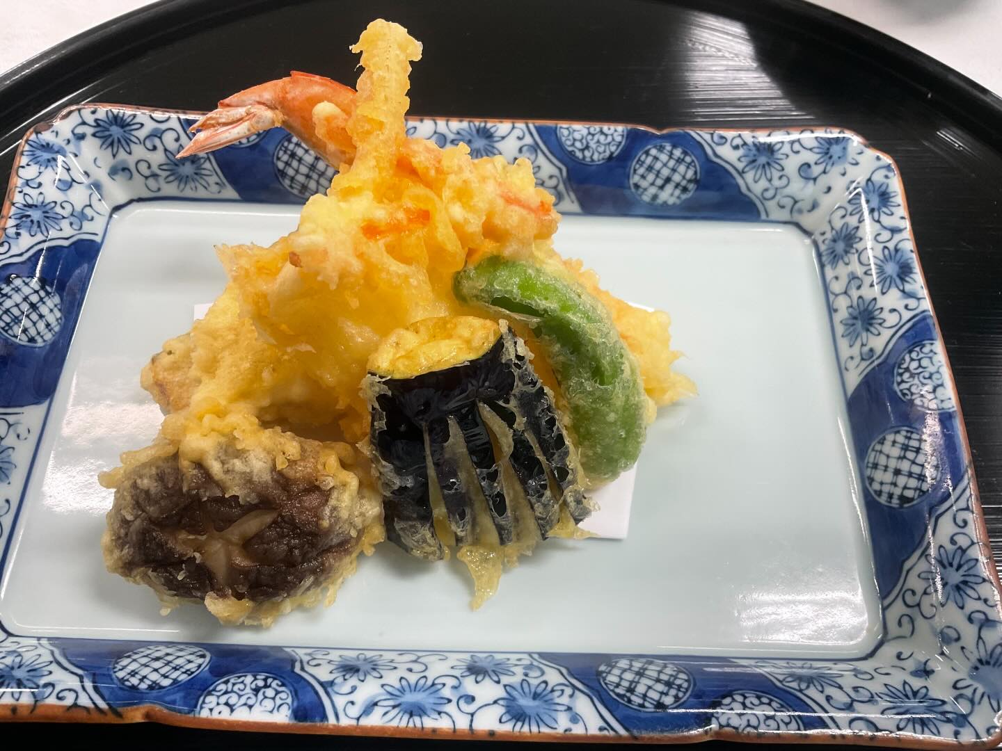 今日の1年生の調理実習では
3学期試験課題の天ぷらと、かしわ飯を作りました。
海老がまっすぐ上がるような下処理がうまくできておらず
まっすぐ綺麗に揚げることができなかったので悔しかったです。
試験までに家で何回も練習して綺麗にあげることができるように頑張りたいです。
#九州文化学園調理師専門学校
#天ぷら
#かしわ飯
#日本料理
#試験課題