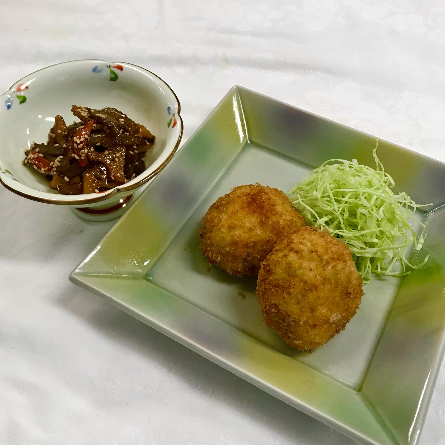 今日の一年生の実習は、メンチカツと金平牛蒡の基礎実習でした。
蓮根や人参が硬くて苦戦しましたが、綺麗にカットすることを意識しながら取り組みました!
メンツカツにはキャベツが沢山入っているのでヘルシーかつボリュミーでとても美味しかったです😊
次の実習も頑張ります!!
#九州文化学園調理師専門学校
#メンチカツ
#金平牛蒡