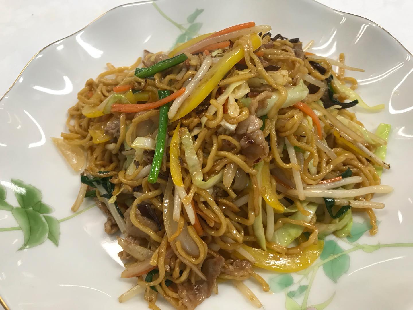 今日の一年生の実習は中華料理の上海炒麺と沙律汁蝦球(海老のマヨネーズソース和え)でした。
上海炒麺は麺の食感を出すためにスチコンで蒸したりボイルや焼いたりしました!!モチモチで美味しかったです😊
沙律汁蝦球は海老の背中側を開いて丸めて調理することがあまりなくてみんな苦戦してました😭
みんな真剣に取り組んでいて調理するスピードが上がったと思いました!!!
#九州文化学園調理師専門学校
#上海炒麺
#沙律汁蝦球(海老のマヨネーズソース和え)