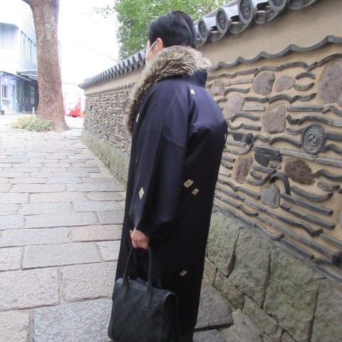 *
「初釜(はつがま)」
雪がちらつく冷たい朝となりましたね。
皆さま、おかわりございませんか…
「初釜」とは新しい年を迎えて、最初に開らくお茶会です。
社中様による「初釜」の様子を撮らせていただきました。
お軸は「春入千林處々花(はるは せんりんにいる しょしょのはな)」
春の光は至るところに広がり、花々はその蕾をひらかせます、という意味が込められています。
短冊は「春光生福澤(しゅんこうふくたくをしょうず)」
春の光のように温かい恵みが、生きとし生けるもの全てに幸福と繁栄をもたらす、という意味が込められています。
緊張感のある素晴らしい「初釜」でございました。
社中の先生、皆様、ご協力ありがとうございました。
(写真はご承諾を得、掲載しております)
…楽水園より
#楽水園
#rakusuien
#福岡観光
#日本庭園
#JapaneseGarden
#茶室
#都会のオアシス
#博多
#住吉