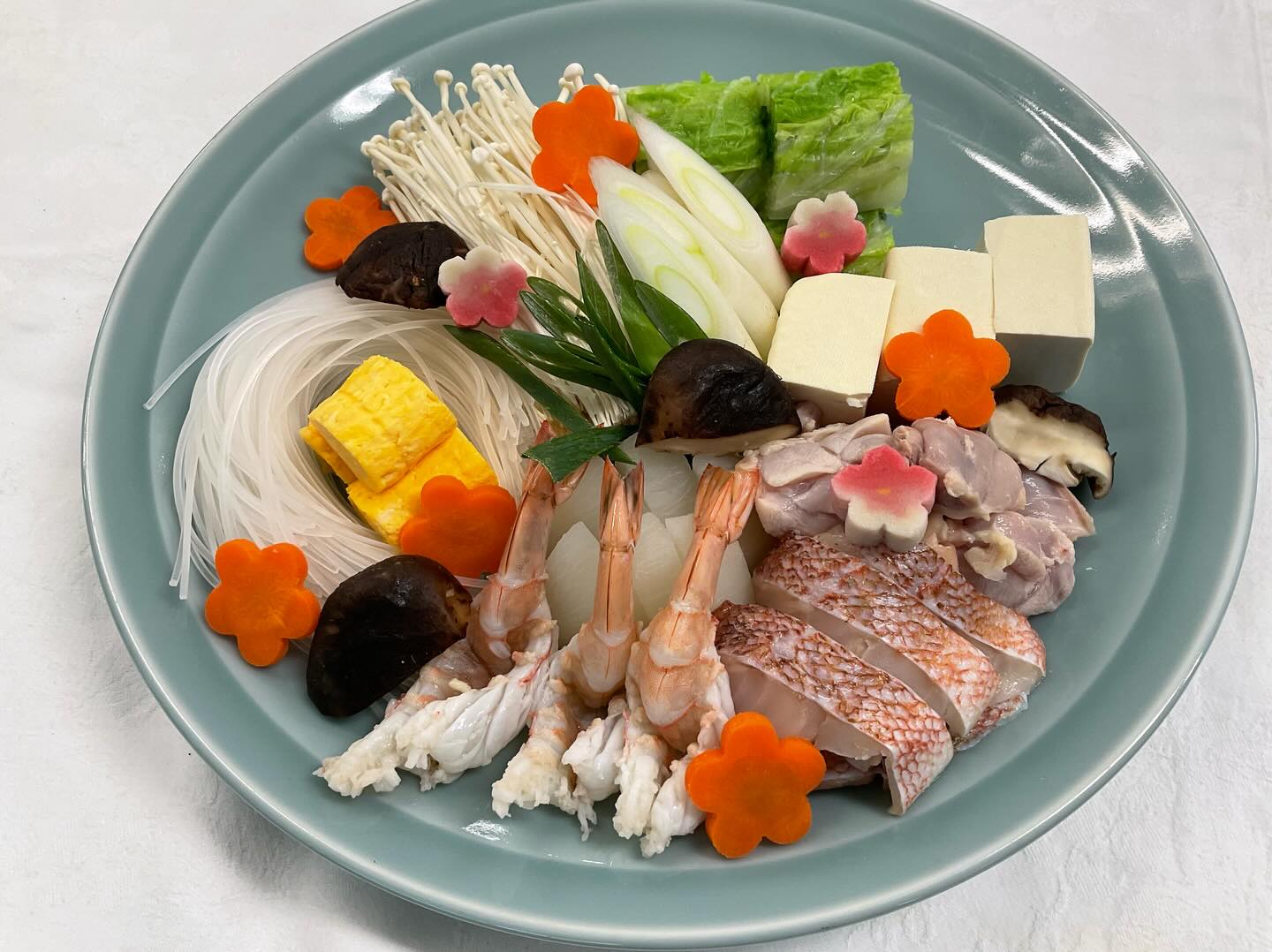 今日は寄せ鍋とむかごご飯の実習でした。
寄せ鍋は多くの食材を使用したため、出汁にも味が出てとても美味しかったです。
むかごご飯は初めて食べましたがむかごの皮がプチっとしていて美味しかったです。
特に鍋は寒い時にもってこいのお料理でした。