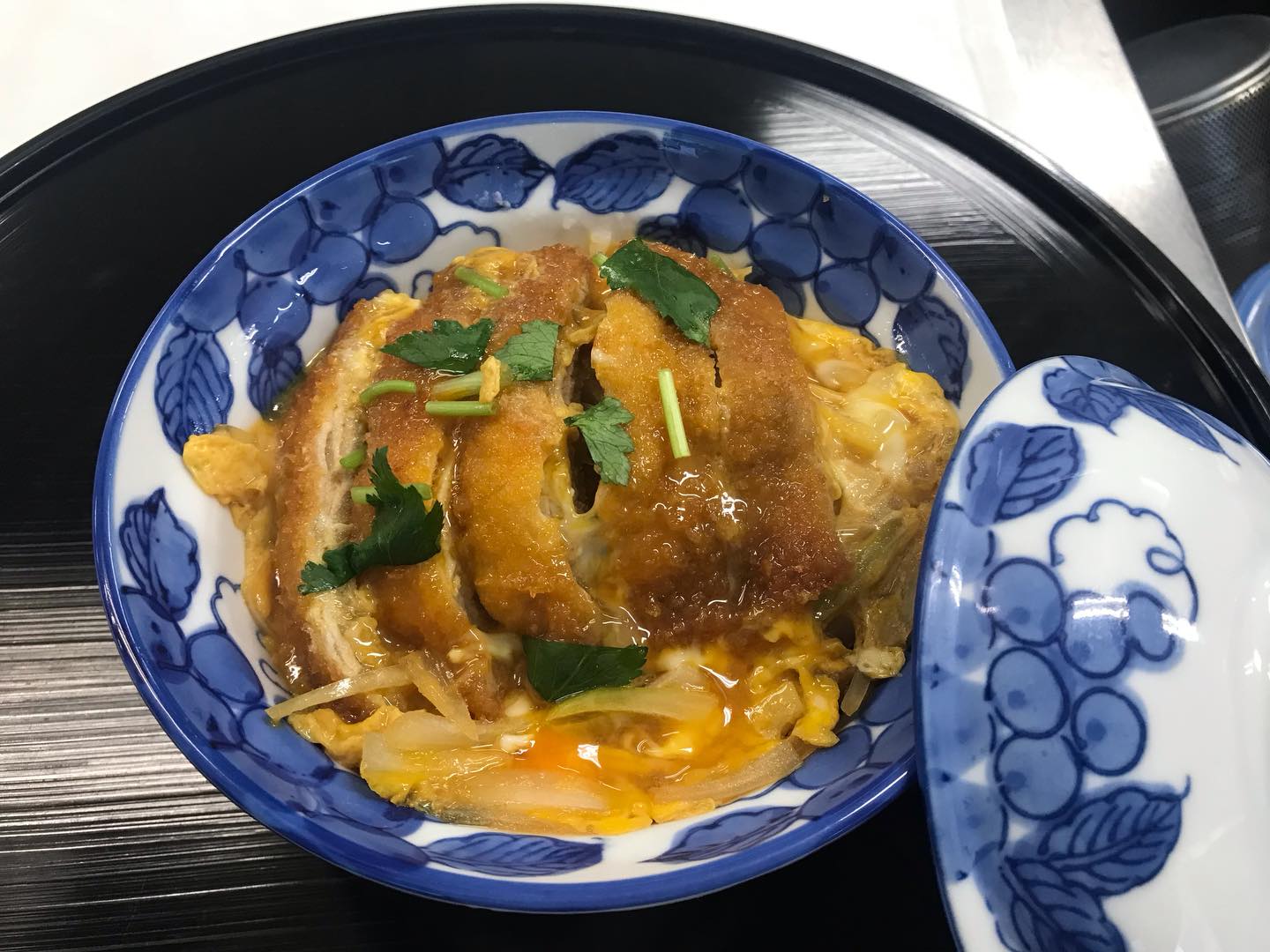 今日の一年生の実習は介護食のカツ丼とマグロの卸し巻きと味噌汁です。
カツ丼は薄切りの豚ロースを重ねて揚げ、食べやすく一口代にカットしました。
マグロ卸し巻きは卸し大根をマグロの周りに巻くのが難しかったです。
味噌汁は鰹と青さの出汁が出汁が効いていてとても美味しかったです!
#九州文化学園調理師専門学校
#介護食
#カツ丼
#マグロの卸し巻き