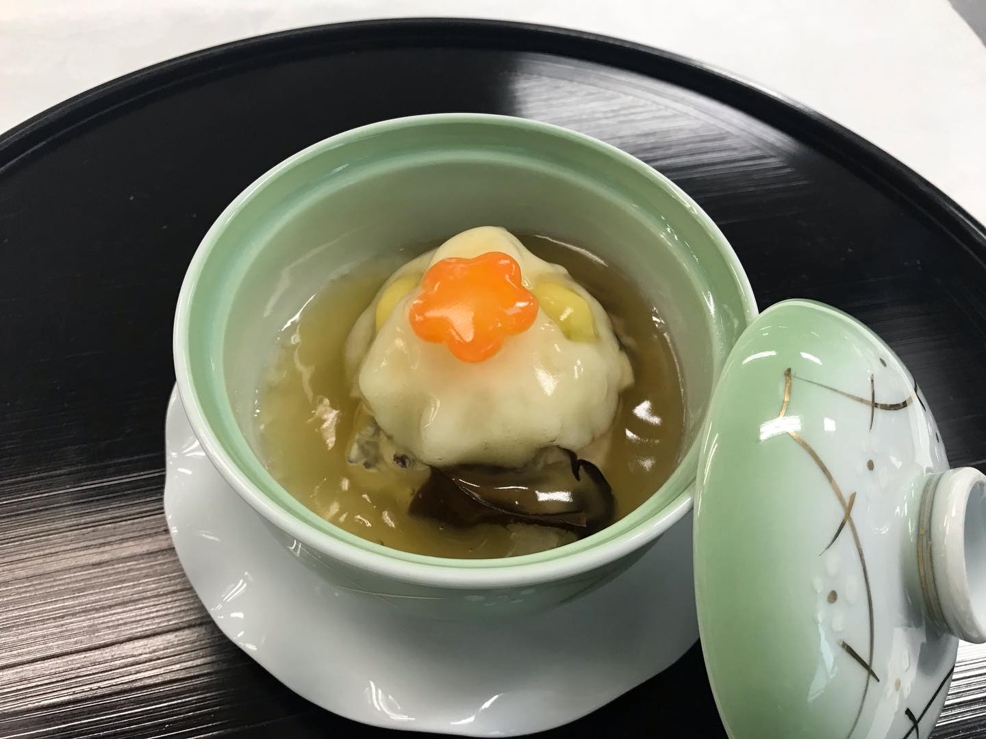 今日の一年生の実習は日本料理の鯛の蕪蒸しと大根ご飯を作りました。
素材の味を知る良い機会になりました。🙏
皆、実習に慣れて来て、早く終える事が出来るようになってきました!✨
二年生になっても引き続き頑張りたいです💪
近々後期試験があるので、テスト勉強を頑張りたいです。😇
#九州文化学園調理師専門学校
#介護食
#鯛の蕪蒸し
#大根ご飯