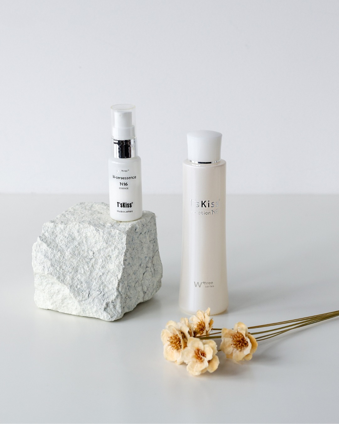 \弾む潤い肌へ/美容液のように濃厚なWローションN8。エイジ・・・