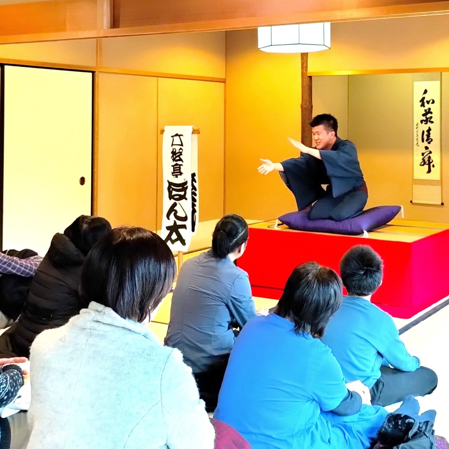 松風園落語
~笑いが響くひととき~
松風園にて内浜落語会による新春落語会を1/11(日)に開催いたしました。
今回の出演は、四笑亭楽狐さん・六松亭ぽん太さんです。
1年の始まりに落語を聴き初笑いで楽しいひと時を迎えることは、1年のスタートとしては、とても良いものですね。
勢いある語り口と間の取り方はさすがで、お客様の笑顔と笑い声が広がり、会場が一つになった素敵な時間となりました。
ご来園いただきました皆さま本当にありがとうございました。
次回は福岡出身の落語家『林家はな平』さんです。
内浜落語会と松風園寄席を開催いたします。落語を聴いたことのない方も、お気軽にご参加頂ける落語席です。落語の魅力を日本庭園で味わってみませんか。思わず笑ってしまうひとときが楽しみの一つになりますよ!
申し込み詳細は松風園ホームページにてご案内いたします。
どうぞお楽しみに!
#日本庭園
#おすすめ
#落語
#楽しい時間
#笑い
#庭園
#癒しの時間
#茶室
#落語好き
#日本伝統
#寄席