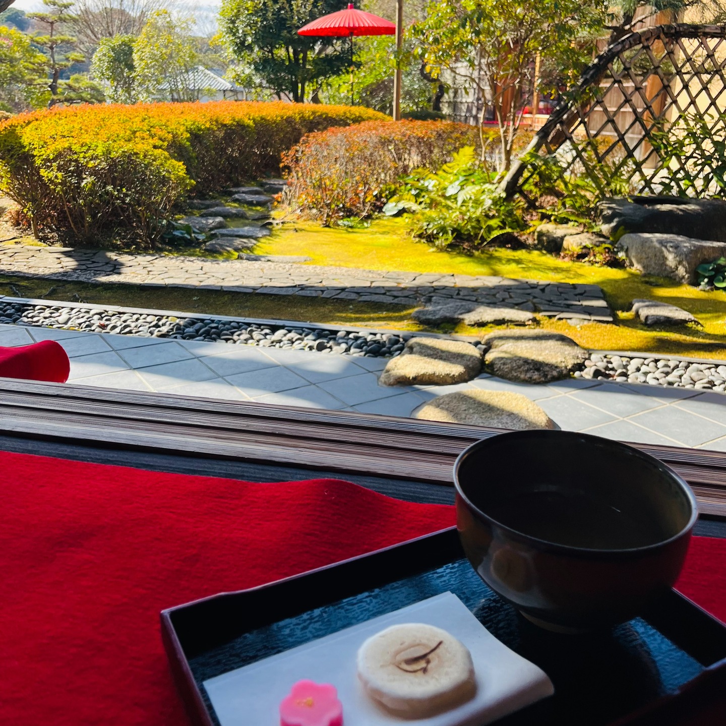 松風園だより
日本庭園でいただく一服のお抹茶。
この季節冷たい空気にの中でいただくお抹茶は体の芯までじんわりと温かくしてくれます。
ゆっくりと落ち着ける場所をお探しの方には、穏やかで贅沢な時間をお過ごしいただけるのではないでしょうか
お抹茶セット・コーヒーセットなどございます。
散策の途中や旅の途中にお立ち寄りくださいませ。
お待ちしております。
松風園
福岡市中央区平尾3-28
#日本庭園
#庭園
#抹茶
#喫茶
#おすすめ
#癒しスポット
#relaxtime
#japanesegarden
#観光スポット
#fukuoka
#福岡市
#公園
#茶の湯
#日本文化