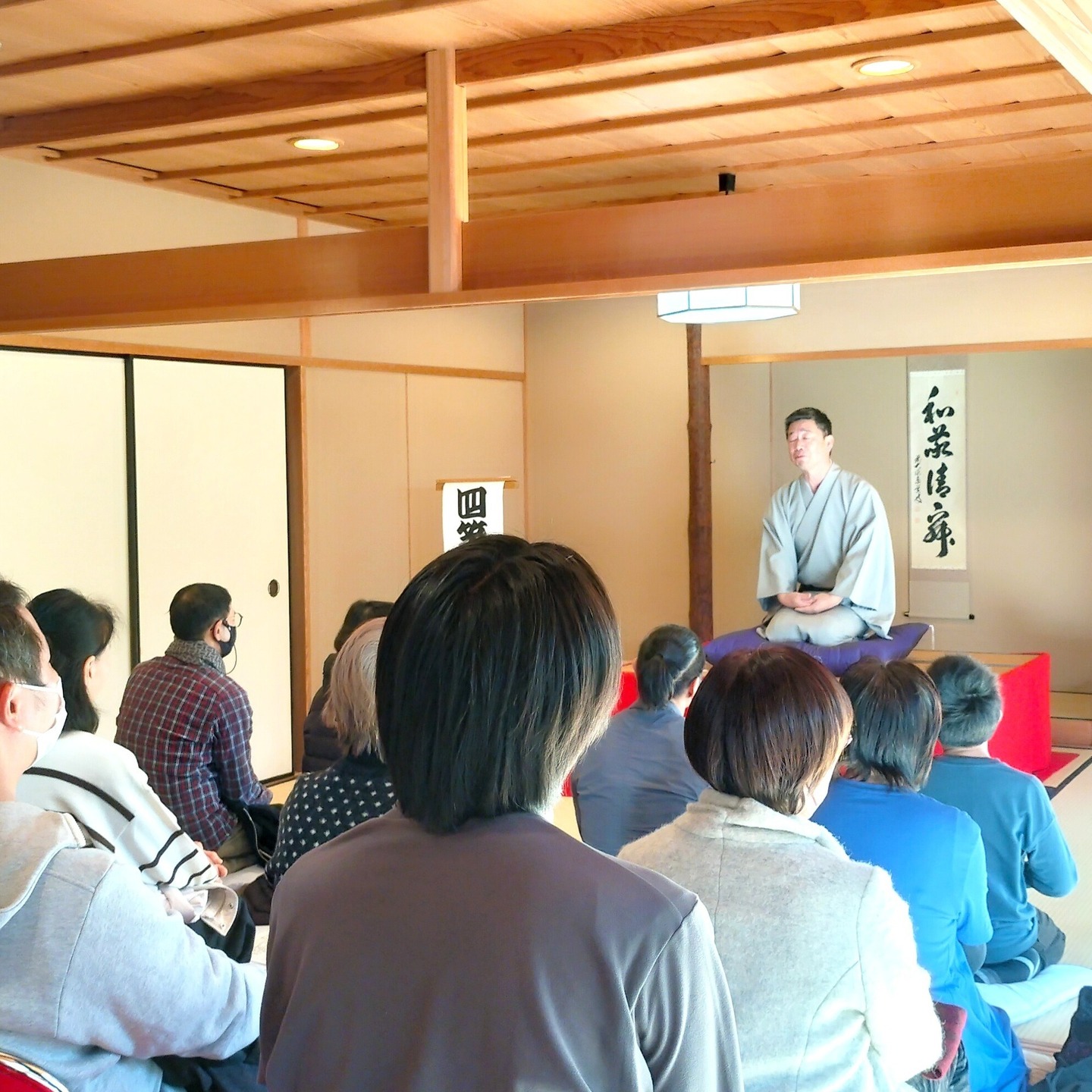 松風園落語
~笑いが響くひととき~
松風園にて内浜落語会による新春落語会を1/11(日)に開催いたしました。
今回の出演は、四笑亭楽狐さん・六松亭ぽん太さんです。
1年の始まりに落語を聴き初笑いで楽しいひと時を迎えることは、1年のスタートとしては、とても良いものですね。
勢いある語り口と間の取り方はさすがで、お客様の笑顔と笑い声が広がり、会場が一つになった素敵な時間となりました。
ご来園いただきました皆さま本当にありがとうございました。
次回は福岡出身の落語家『林家はな平』さんです。
内浜落語会と松風園寄席を開催いたします。落語を聴いたことのない方も、お気軽にご参加頂ける落語席です。落語の魅力を日本庭園で味わってみませんか。思わず笑ってしまうひとときが楽しみの一つになりますよ!
申し込み詳細は松風園ホームページにてご案内いたします。
どうぞお楽しみに!
#日本庭園
#おすすめ
#落語
#楽しい時間
#笑い
#庭園
#癒しの時間
#茶室
#落語好き
#日本伝統
#寄席