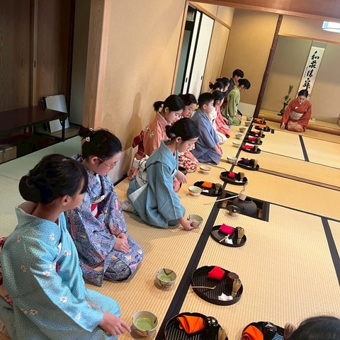 子ども茶道教室が修了式を迎えました。
昨年の6月よりお稽古が始まった令和7年度文化庁事業「子ども茶道教室」が修了式を迎えました。
ご指導いただいた志村宗恭先生より修了証を授与された後、今までのお稽古の成果を皆さんの大切なお客様に披露する茶会が催されました。
皆さんの特別な日の一服のお茶を丁寧に点てていました。
この日はお祝いの日に相応しく、穏やかな日本晴れ。
松風園の露地も緑も輝いて皆さんをお祝いしているようでした。
これからも、茶道を通して学んだ日本の伝統文化を生活の中に活かして、心豊かな日々を重ねていってください。
本日はおめでとうございます。
松風園より
#日本庭園
#松風園
#日本伝統文化
#茶道
#庭園
#抹茶
#茶の湯
#お稽古
#着物