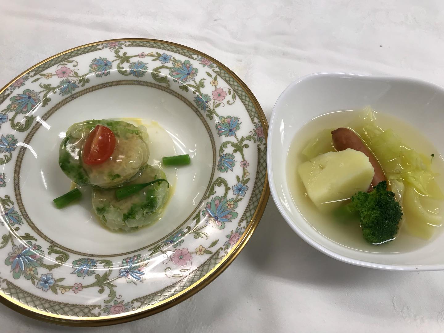 今日は介護食実習です
メニューは鯖のソテー🐟、トマトビネガーソース、ロール白菜🥬、ポトフ風具たくさんスープ🫕
全体的に味付けが優しくて美味しかったです^^
白菜をロールするときは難しかったです
#九州文化学園調理師専門学校
#介護食
#ロール白菜
#鯖のソテー