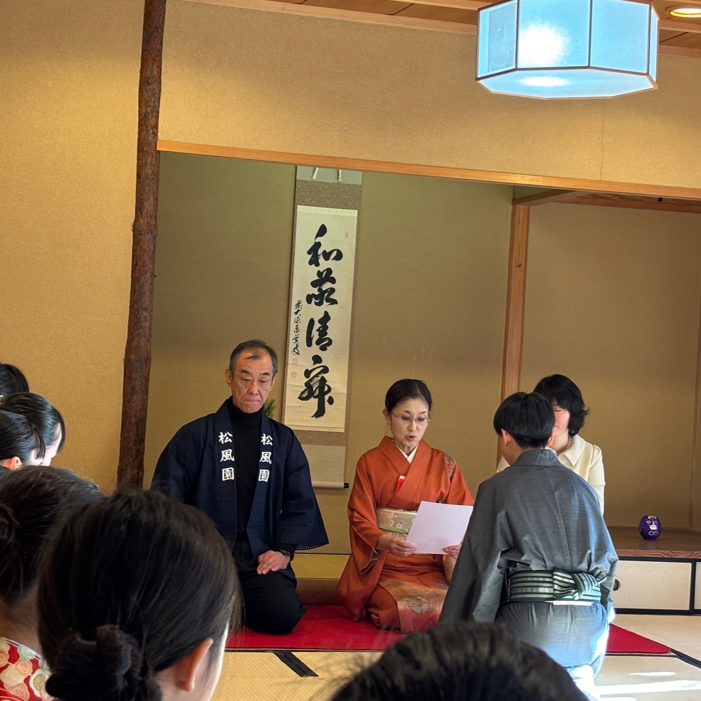 子ども茶道教室が修了式を迎えました。
昨年の6月よりお稽古が始まった令和7年度文化庁事業「子ども茶道教室」が修了式を迎えました。
ご指導いただいた志村宗恭先生より修了証を授与された後、今までのお稽古の成果を皆さんの大切なお客様に披露する茶会が催されました。
皆さんの特別な日の一服のお茶を丁寧に点てていました。
この日はお祝いの日に相応しく、穏やかな日本晴れ。
松風園の露地も緑も輝いて皆さんをお祝いしているようでした。
これからも、茶道を通して学んだ日本の伝統文化を生活の中に活かして、心豊かな日々を重ねていってください。
本日はおめでとうございます。
松風園より
#日本庭園
#松風園
#日本伝統文化
#茶道
#庭園
#抹茶
#茶の湯
#お稽古
#着物