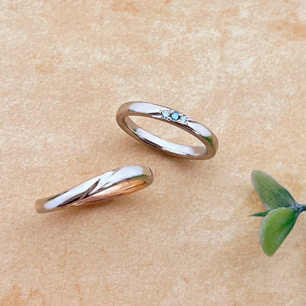 💠Ordermade ring Ailes💠 Simpleシリーズ プラチナのマリッジリング✨ リング中央のトップ部分にアクセントの削りを入れました。 女性用は、更にブルーダイヤモンドとホワイトダイヤモンドを施し、清楚なイメージに🌟 シンプルですが、幅や厚みもお好きなようにアレンジができるのであなたの指にフィットした仕上がりになります🍀 #結婚指輪#マリッジリング#ブライダルリング#リング