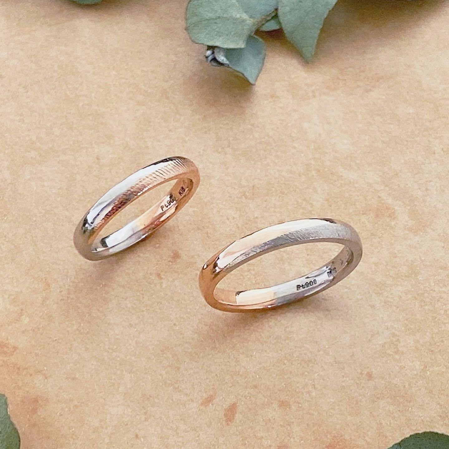 💠Ordermade ring Ailes💠 Simpleシリーズ 表面にはリング幅を斜めに横切るように削りを入れたのでシャープなイメージになっています。 リング幅をやや太めにしてもすっきりした仕上がりになります。 自社工房で地金から作り出すからこそできる当店の鍛造製法オリジナルマリッジリングです💍 #結婚指輪#マリッジリング#ブライダルリング#オーダーメイドリング