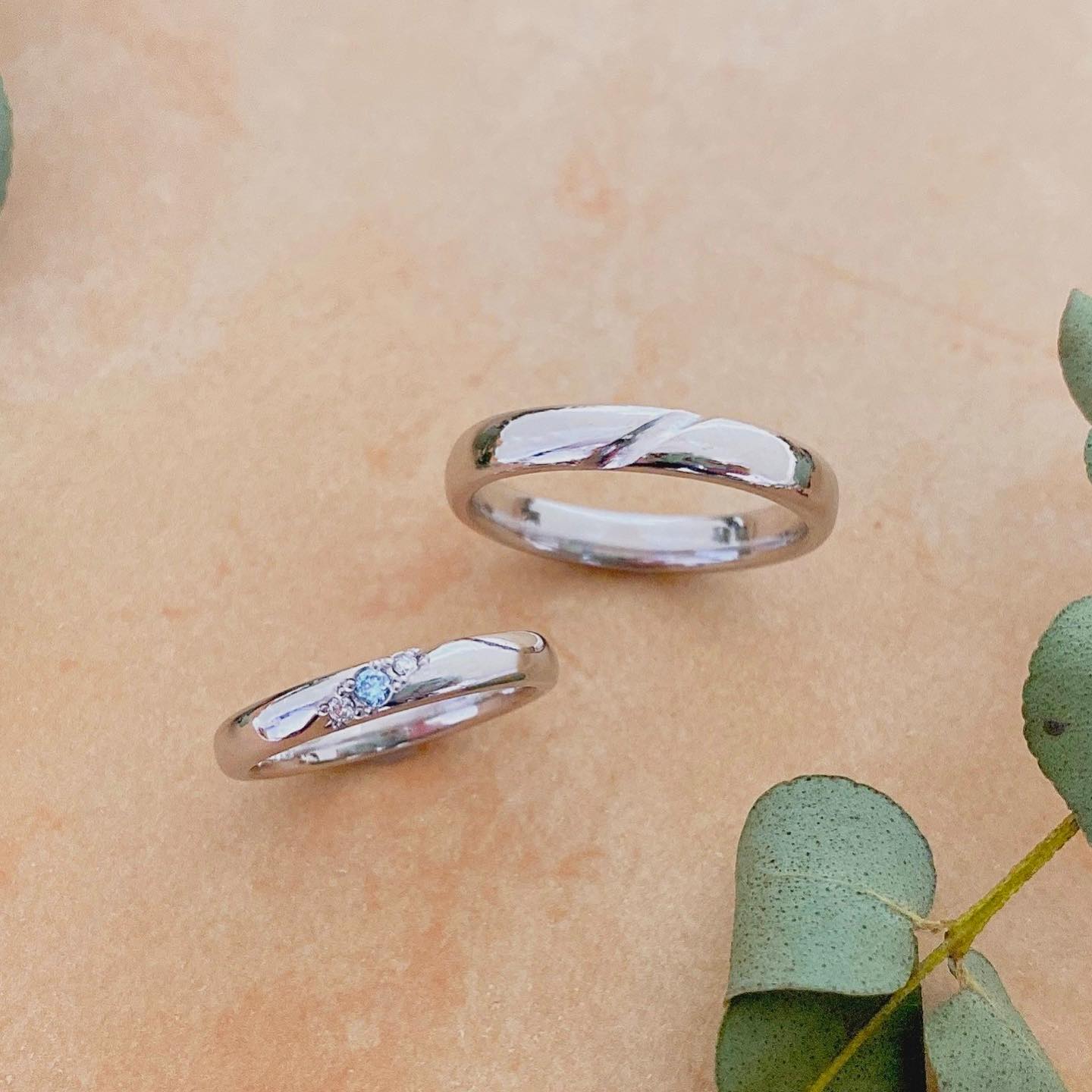 💠Ordermade ring Ailes💠 Simpleシリーズ プラチナのマリッジリング✨ リング中央のトップ部分にアクセントの削りを入れました。 女性用は、更にブルーダイヤモンドとホワイトダイヤモンドを施し、清楚なイメージに🌟 シンプルですが、幅や厚みもお好きなようにアレンジができるのであなたの指にフィットした仕上がりになります🍀 #結婚指輪#マリッジリング#ブライダルリング#リング