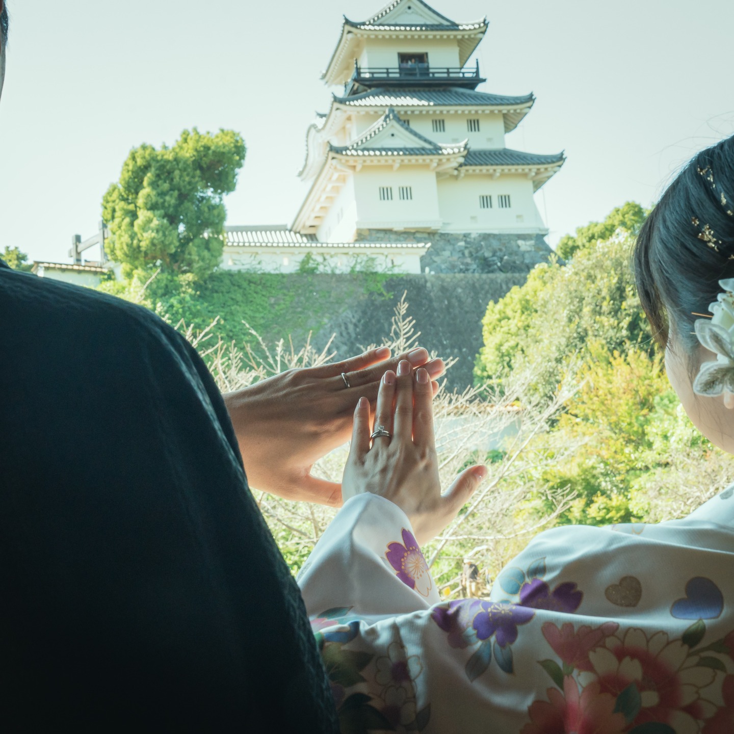 【掛川城挙式】
400年の歴史がふたりを祝う。掛川城で叶える本格木造天守閣ウエディング
「人とは違う、でも間違いのない選択をしたい。」そんな感性豊かなお二人にふさわしい舞台が、ここ掛川城にあります。
日本が誇る建築技術の粋を集めた木造復元天守を背景に、重要文化財の御殿で交わす誓い。
それは、どんな豪華な装飾よりも雄弁に、お二人の門出を彩ります。
準備から当日、そして二次会や宿泊に至るまで、経験豊かなプランナーがコンシェルジュのように寄り添い、細部まで妥協のない一日を仕立て上げます。
歴史に守られたこの場所で、大切なゲストとともに、上質な時間が流れる贅沢を分かち合いませんか。
https://www.kakegawa.co.jp/topics/castle13/
★ 来場予約はこちらから→
https://www.kakegawa.co.jp/reserve/
◆掛川グランドホテル ウェディング ご見学のご予約は公式HPから
→@kakegawa.gh
◆掛川グランドホテルの最新情報はこちら!
→@_kakegawagh_
◆掛川グランドホテルのレストラン 最新情報はこちら!
→@chadokoro_kgh
◆掛川グランドホテルのおもてなしグルメ デリバリー 最新情報はこちら!
→@umaimono_kgh
#掛川花嫁#掛川#掛川市#掛川結婚式場#掛川グランドホテル#少人数婚#少人数結婚式#家族婚#親族婚#静岡花嫁#静岡のプレ花さんと繋がりたい#結婚式場#ホテルウェディング#ウェディング#結婚式料理#結婚式場探し#結婚式コーデ#写真婚#ガーデンウェディング#掛川結婚式#掛グラ#ドレス#チャペル#静岡結婚式場