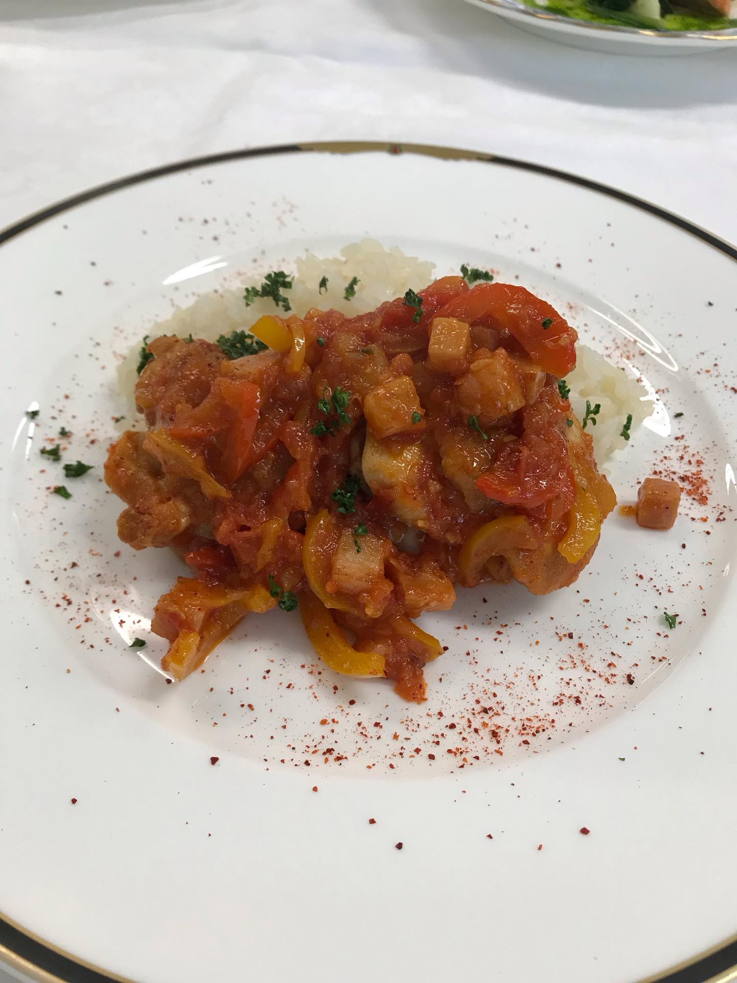 今日の一年生の実習は西洋料理のサーモンのムニエルとポム・ヴァプールとほうれん草のソテーとバスク風 長崎産鳥の煮込みを作りました。サーモンのムニエルではアロゼを行い、焼き加減を見極めるのが難しかったです。
鳥の煮込みでは、煮込み加減が難しく、味を整え、適度な濃度に調整するのが難しかったです。
今回学んだことを次に活かして頑張りたいと思います!🔥
#サーモンのムニエル
#ヴァプールとほうれん草のソテー
#バスク風鶏の煮込み
#九州文化学園調理師専門学校