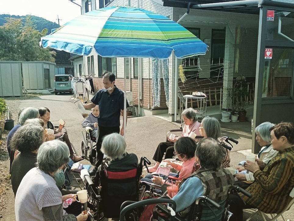 施設前での日向ぼっこの様子☀️
こもりがちにならないよう、積極的に外の空気に触れ気分転換を行っています☺️
お茶飲みも外のほうが美味しいような気が🤔
、
、
デイサービスはなの里では施設見学やデイサービス体験も行っております!
ご家族で介護が必要な方、デイサービスの利用を検討している方がいましたらDM.お電話にてお気軽にご相談ください⭕️
、
TEL0235-64-0471
、
、
#デイサービス #通所介護 #レクリエーション #老人介護 #鶴岡市 #山形県