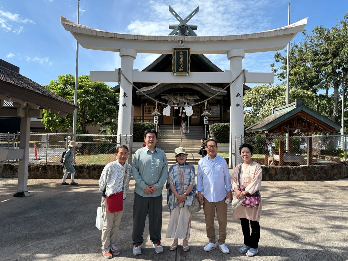 報告が遅くなりましたが、去る3月5日〜10日に「日本の祭典inホノルル」に参加し、雅楽松風会としてハワイで公演をおこなってきました!
今回の目的はハワイでの公演➕ハワイ大学及びハワイ雅楽研究会の皆さんとの演奏と交流でした!
ハワイの雅楽は50年以上の歴史があります。天理教布教のためにハワイに移住された社本正登司先生によって広められ、ハワイ雅楽研究会も立ち上げられ、広く活動をされてきました。現在もその伝統は受け継がれ、ハワイ大学マノア校音楽学部で雅楽を学ぶ学生さん、同じくOBGらによって構成される雅楽研究会の会員さんが活動されています。
7日の本番に向けてハワイ大神宮にて稽古、其駒の練習をしました。ハワイ大学及びハワイ雅楽研究会では、其駒に初挑戦してくださいましたが、一生懸命練習してくださいました。
7日本番の日には歴史ある劇場「ハワイシアター」で演奏、翌8日にはハワイ大学で学生さんに向けたワークショップを行いました。
たくさんの方に参加していただき、演奏だけでなく、装束のお話、篳篥の藘舌の制作など、多くの交流を持つことができました。
旅行中は天理教ハワイ伝道庁、ハワイ大神宮、ハワイ出雲大社、本願寺ヒロ別院にも参拝させていただきました。
社本先生の指導を受け、今なお一生懸命雅楽に取り組まれている姿に、胸が熱くなり、只々頭が下がる思いでした。
遠く離れたハワイの地で雅楽を求める楽友に刺激を受ける大変良い経験になりました。
今回受け入れてくださった
Darin Miyashiro先生
社本みかさん
ハワイ雅楽研究会の皆様
ありがとうございました。
またお会いできる日を楽しみにしています。
#雅楽
#gagaku
#hawaii
#ハワイ大学