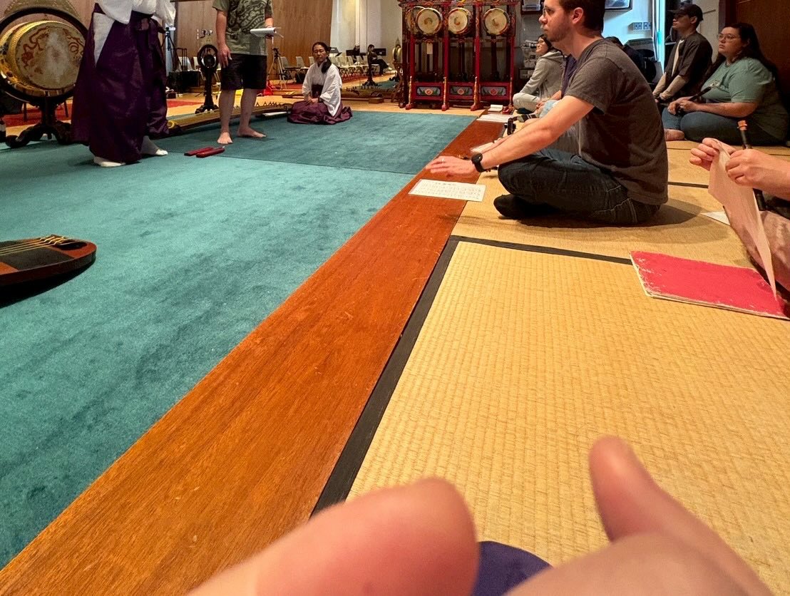 報告が遅くなりましたが、去る3月5日〜10日に「日本の祭典inホノルル」に参加し、雅楽松風会としてハワイで公演をおこなってきました!
今回の目的はハワイでの公演➕ハワイ大学及びハワイ雅楽研究会の皆さんとの演奏と交流でした!
ハワイの雅楽は50年以上の歴史があります。天理教布教のためにハワイに移住された社本正登司先生によって広められ、ハワイ雅楽研究会も立ち上げられ、広く活動をされてきました。現在もその伝統は受け継がれ、ハワイ大学マノア校音楽学部で雅楽を学ぶ学生さん、同じくOBGらによって構成される雅楽研究会の会員さんが活動されています。
7日の本番に向けてハワイ大神宮にて稽古、其駒の練習をしました。ハワイ大学及びハワイ雅楽研究会では、其駒に初挑戦してくださいましたが、一生懸命練習してくださいました。
7日本番の日には歴史ある劇場「ハワイシアター」で演奏、翌8日にはハワイ大学で学生さんに向けたワークショップを行いました。
たくさんの方に参加していただき、演奏だけでなく、装束のお話、篳篥の藘舌の制作など、多くの交流を持つことができました。
旅行中は天理教ハワイ伝道庁、ハワイ大神宮、ハワイ出雲大社、本願寺ヒロ別院にも参拝させていただきました。
社本先生の指導を受け、今なお一生懸命雅楽に取り組まれている姿に、胸が熱くなり、只々頭が下がる思いでした。
遠く離れたハワイの地で雅楽を求める楽友に刺激を受ける大変良い経験になりました。
今回受け入れてくださった
Darin Miyashiro先生
社本みかさん
ハワイ雅楽研究会の皆様
ありがとうございました。
またお会いできる日を楽しみにしています。
#雅楽
#gagaku
#hawaii
#ハワイ大学