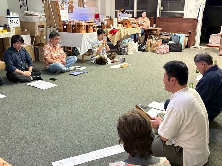 報告が遅くなりましたが、去る3月5日〜10日に「日本の祭典inホノルル」に参加し、雅楽松風会としてハワイで公演をおこなってきました!
今回の目的はハワイでの公演➕ハワイ大学及びハワイ雅楽研究会の皆さんとの演奏と交流でした!
ハワイの雅楽は50年以上の歴史があります。天理教布教のためにハワイに移住された社本正登司先生によって広められ、ハワイ雅楽研究会も立ち上げられ、広く活動をされてきました。現在もその伝統は受け継がれ、ハワイ大学マノア校音楽学部で雅楽を学ぶ学生さん、同じくOBGらによって構成される雅楽研究会の会員さんが活動されています。
7日の本番に向けてハワイ大神宮にて稽古、其駒の練習をしました。ハワイ大学及びハワイ雅楽研究会では、其駒に初挑戦してくださいましたが、一生懸命練習してくださいました。
7日本番の日には歴史ある劇場「ハワイシアター」で演奏、翌8日にはハワイ大学で学生さんに向けたワークショップを行いました。
たくさんの方に参加していただき、演奏だけでなく、装束のお話、篳篥の藘舌の制作など、多くの交流を持つことができました。
旅行中は天理教ハワイ伝道庁、ハワイ大神宮、ハワイ出雲大社、本願寺ヒロ別院にも参拝させていただきました。
社本先生の指導を受け、今なお一生懸命雅楽に取り組まれている姿に、胸が熱くなり、只々頭が下がる思いでした。
遠く離れたハワイの地で雅楽を求める楽友に刺激を受ける大変良い経験になりました。
今回受け入れてくださった
Darin Miyashiro先生
社本みかさん
ハワイ雅楽研究会の皆様
ありがとうございました。
またお会いできる日を楽しみにしています。
#雅楽
#gagaku
#hawaii
#ハワイ大学
