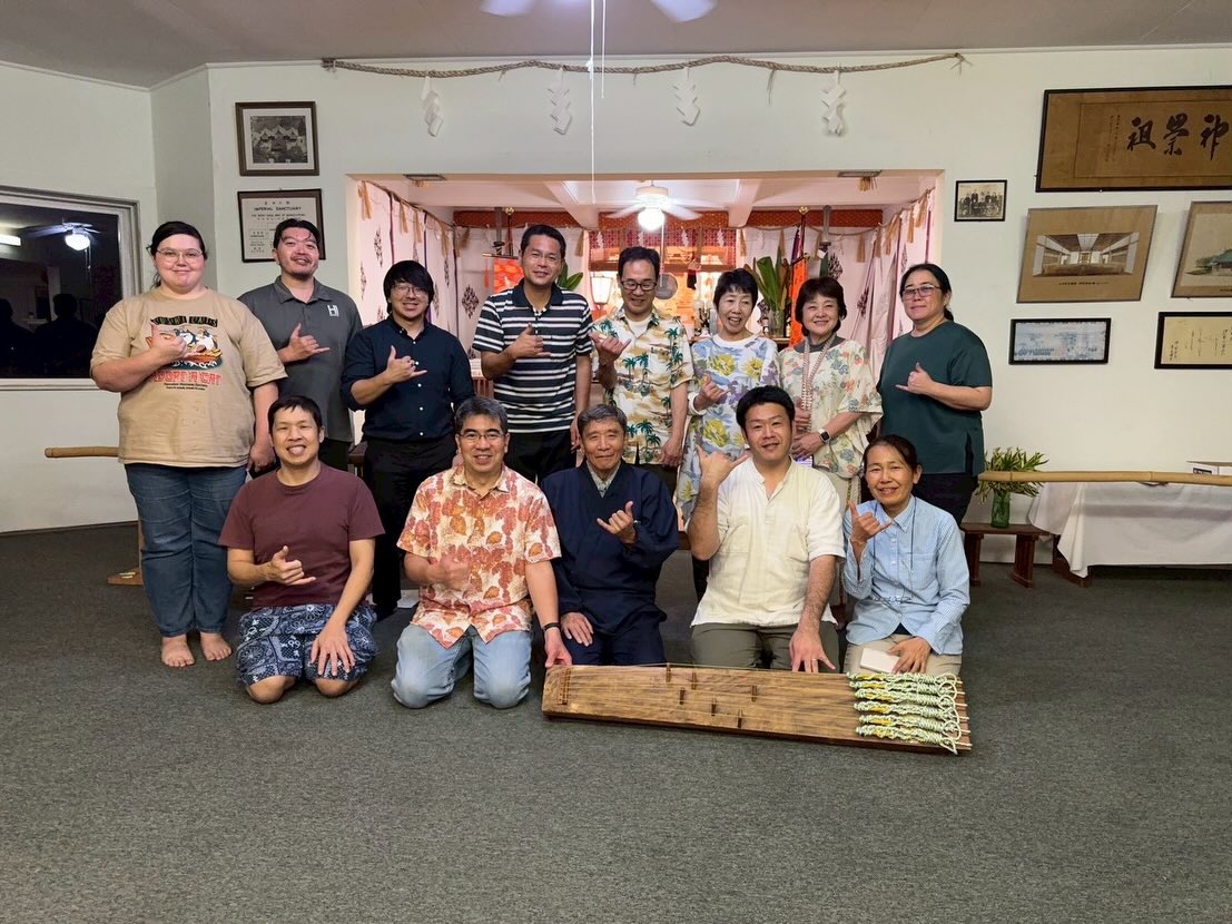 報告が遅くなりましたが、去る3月5日〜10日に「日本の祭典inホノルル」に参加し、雅楽松風会としてハワイで公演をおこなってきました!
今回の目的はハワイでの公演➕ハワイ大学及びハワイ雅楽研究会の皆さんとの演奏と交流でした!
ハワイの雅楽は50年以上の歴史があります。天理教布教のためにハワイに移住された社本正登司先生によって広められ、ハワイ雅楽研究会も立ち上げられ、広く活動をされてきました。現在もその伝統は受け継がれ、ハワイ大学マノア校音楽学部で雅楽を学ぶ学生さん、同じくOBGらによって構成される雅楽研究会の会員さんが活動されています。
7日の本番に向けてハワイ大神宮にて稽古、其駒の練習をしました。ハワイ大学及びハワイ雅楽研究会では、其駒に初挑戦してくださいましたが、一生懸命練習してくださいました。
7日本番の日には歴史ある劇場「ハワイシアター」で演奏、翌8日にはハワイ大学で学生さんに向けたワークショップを行いました。
たくさんの方に参加していただき、演奏だけでなく、装束のお話、篳篥の藘舌の制作など、多くの交流を持つことができました。
旅行中は天理教ハワイ伝道庁、ハワイ大神宮、ハワイ出雲大社、本願寺ヒロ別院にも参拝させていただきました。
社本先生の指導を受け、今なお一生懸命雅楽に取り組まれている姿に、胸が熱くなり、只々頭が下がる思いでした。
遠く離れたハワイの地で雅楽を求める楽友に刺激を受ける大変良い経験になりました。
今回受け入れてくださった
Darin Miyashiro先生
社本みかさん
ハワイ雅楽研究会の皆様
ありがとうございました。
またお会いできる日を楽しみにしています。
#雅楽
#gagaku
#hawaii
#ハワイ大学