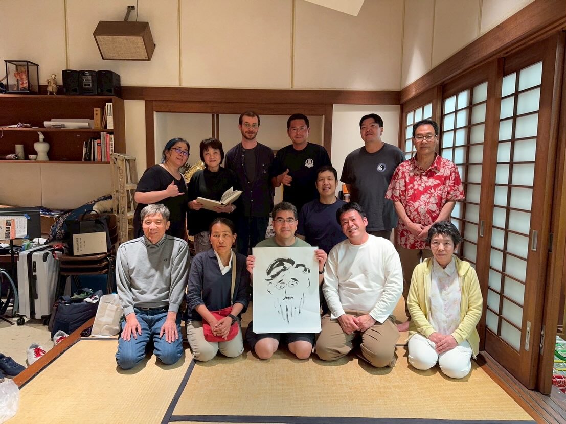 報告が遅くなりましたが、去る3月5日〜10日に「日本の祭典inホノルル」に参加し、雅楽松風会としてハワイで公演をおこなってきました!
今回の目的はハワイでの公演➕ハワイ大学及びハワイ雅楽研究会の皆さんとの演奏と交流でした!
ハワイの雅楽は50年以上の歴史があります。天理教布教のためにハワイに移住された社本正登司先生によって広められ、ハワイ雅楽研究会も立ち上げられ、広く活動をされてきました。現在もその伝統は受け継がれ、ハワイ大学マノア校音楽学部で雅楽を学ぶ学生さん、同じくOBGらによって構成される雅楽研究会の会員さんが活動されています。
7日の本番に向けてハワイ大神宮にて稽古、其駒の練習をしました。ハワイ大学及びハワイ雅楽研究会では、其駒に初挑戦してくださいましたが、一生懸命練習してくださいました。
7日本番の日には歴史ある劇場「ハワイシアター」で演奏、翌8日にはハワイ大学で学生さんに向けたワークショップを行いました。
たくさんの方に参加していただき、演奏だけでなく、装束のお話、篳篥の藘舌の制作など、多くの交流を持つことができました。
旅行中は天理教ハワイ伝道庁、ハワイ大神宮、ハワイ出雲大社、本願寺ヒロ別院にも参拝させていただきました。
社本先生の指導を受け、今なお一生懸命雅楽に取り組まれている姿に、胸が熱くなり、只々頭が下がる思いでした。
遠く離れたハワイの地で雅楽を求める楽友に刺激を受ける大変良い経験になりました。
今回受け入れてくださった
Darin Miyashiro先生
社本みかさん
ハワイ雅楽研究会の皆様
ありがとうございました。
またお会いできる日を楽しみにしています。
#雅楽
#gagaku
#hawaii
#ハワイ大学