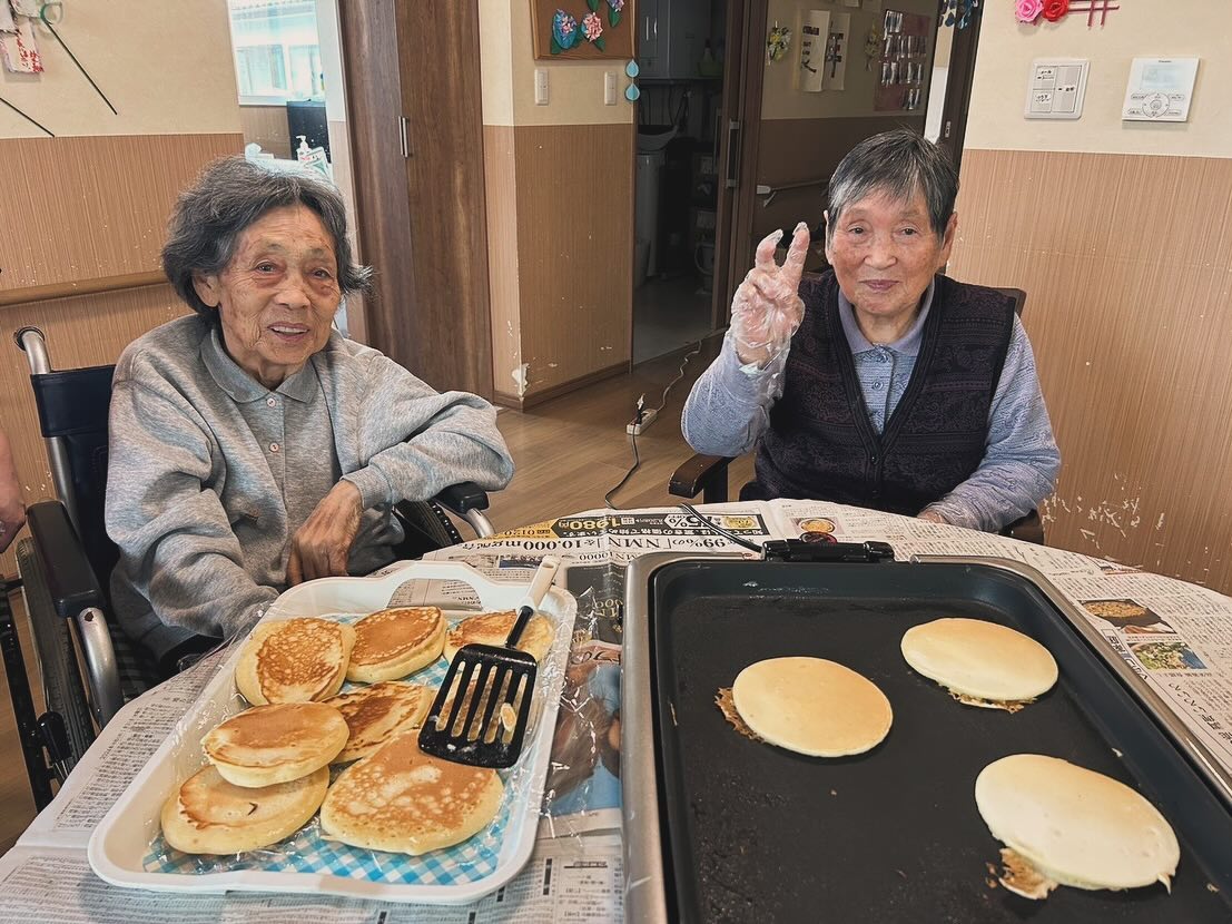 先日行ったパンケーキ作りの様子をお届けします🥞
皆さん手際良くパンケーキを焼いて下さいました⭕️
暑さが続き食欲も無くなりがちですがスイーツは別腹ですね😋
トッピングのアイスクリームも喜んで頂けました!
.
.
#デイサービス #通所介護 #老人ホーム #老人介護
#介護福祉士 #山形県 #鶴岡市 #お菓子作り