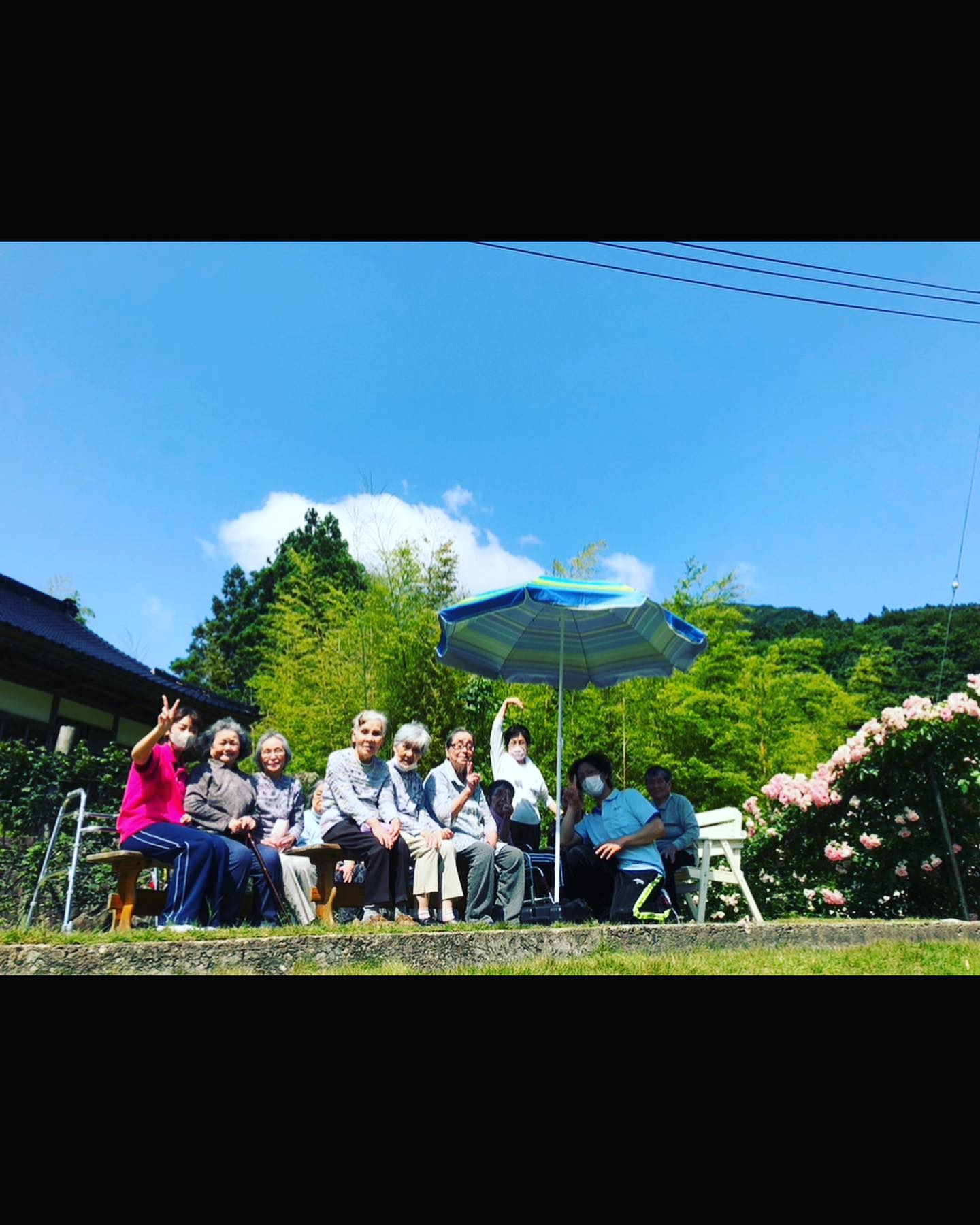 先日あつみばら園に行ってきました🌹
梅雨の時期ですが天気にも恵まれ、絶好のお出かけ日和になりました🚗
皆様いい笑顔です☺️
、
、
#鶴岡市 #デイサービス #通所介護 #鶴岡市 #山形県 #あつみ温泉 #外出レクリエーション