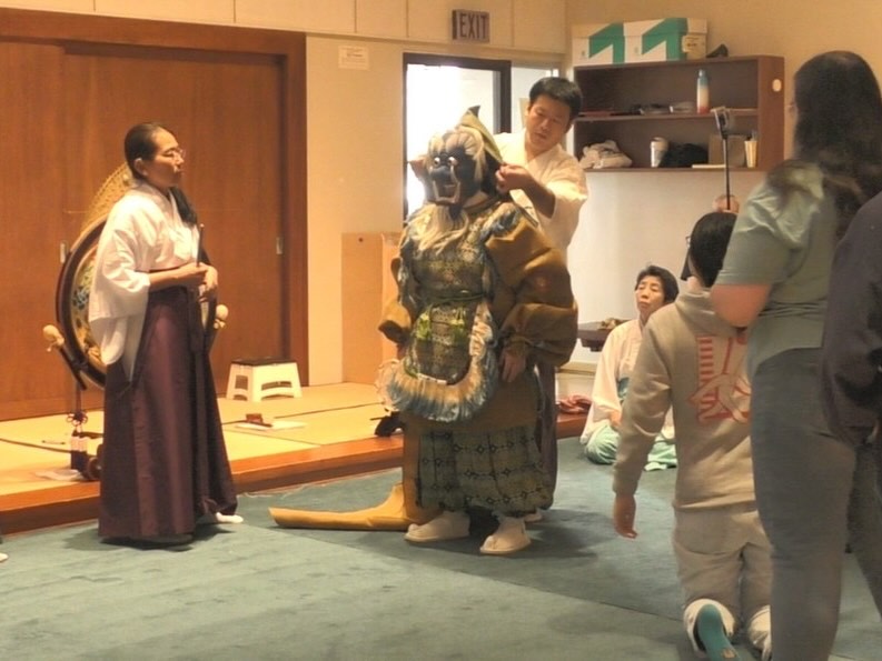 報告が遅くなりましたが、去る3月5日〜10日に「日本の祭典inホノルル」に参加し、雅楽松風会としてハワイで公演をおこなってきました!
今回の目的はハワイでの公演➕ハワイ大学及びハワイ雅楽研究会の皆さんとの演奏と交流でした!
ハワイの雅楽は50年以上の歴史があります。天理教布教のためにハワイに移住された社本正登司先生によって広められ、ハワイ雅楽研究会も立ち上げられ、広く活動をされてきました。現在もその伝統は受け継がれ、ハワイ大学マノア校音楽学部で雅楽を学ぶ学生さん、同じくOBGらによって構成される雅楽研究会の会員さんが活動されています。
7日の本番に向けてハワイ大神宮にて稽古、其駒の練習をしました。ハワイ大学及びハワイ雅楽研究会では、其駒に初挑戦してくださいましたが、一生懸命練習してくださいました。
7日本番の日には歴史ある劇場「ハワイシアター」で演奏、翌8日にはハワイ大学で学生さんに向けたワークショップを行いました。
たくさんの方に参加していただき、演奏だけでなく、装束のお話、篳篥の藘舌の制作など、多くの交流を持つことができました。
旅行中は天理教ハワイ伝道庁、ハワイ大神宮、ハワイ出雲大社、本願寺ヒロ別院にも参拝させていただきました。
社本先生の指導を受け、今なお一生懸命雅楽に取り組まれている姿に、胸が熱くなり、只々頭が下がる思いでした。
遠く離れたハワイの地で雅楽を求める楽友に刺激を受ける大変良い経験になりました。
今回受け入れてくださった
Darin Miyashiro先生
社本みかさん
ハワイ雅楽研究会の皆様
ありがとうございました。
またお会いできる日を楽しみにしています。
#雅楽
#gagaku
#hawaii
#ハワイ大学